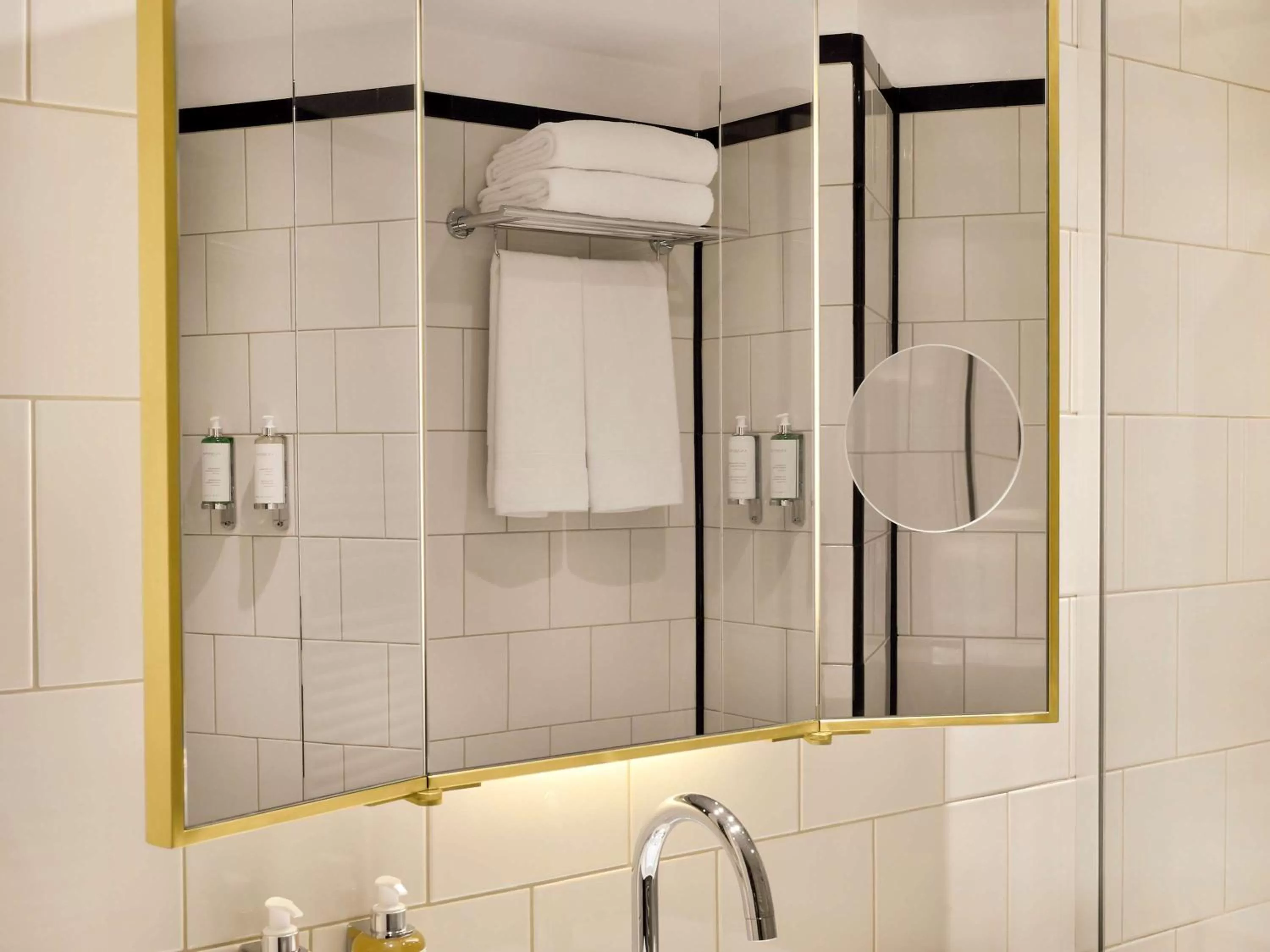 Photo of the whole room in l'Echiquier Opéra Hotel Paris - MGallery Collection