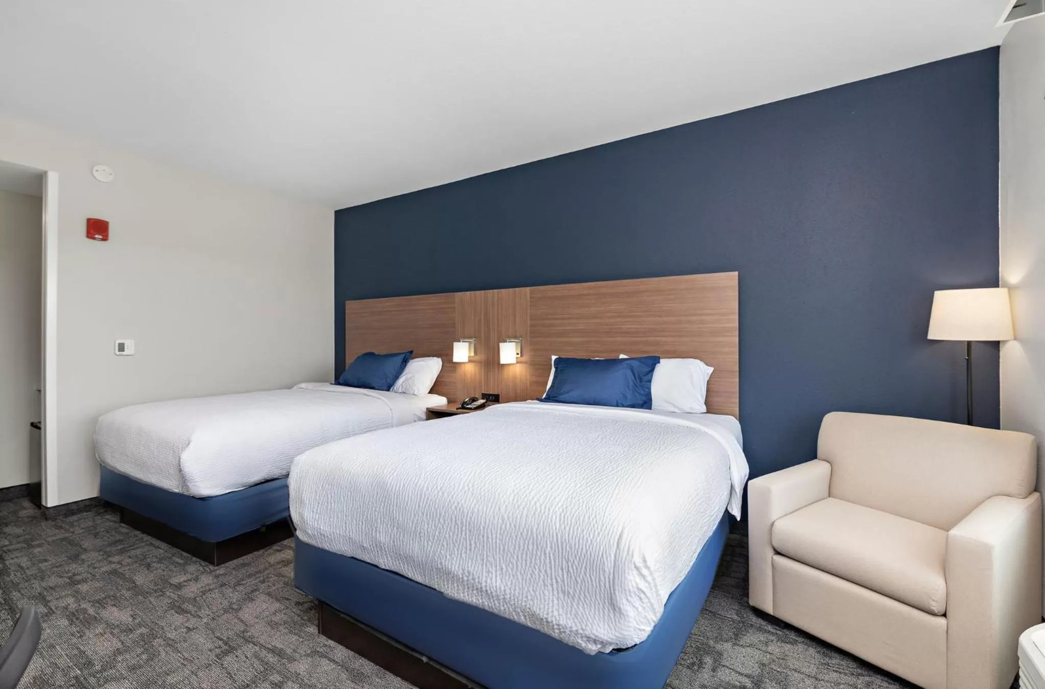 Photo of the whole room, Bed in Holiday Inn Express Kansas City North Parkville by IHG