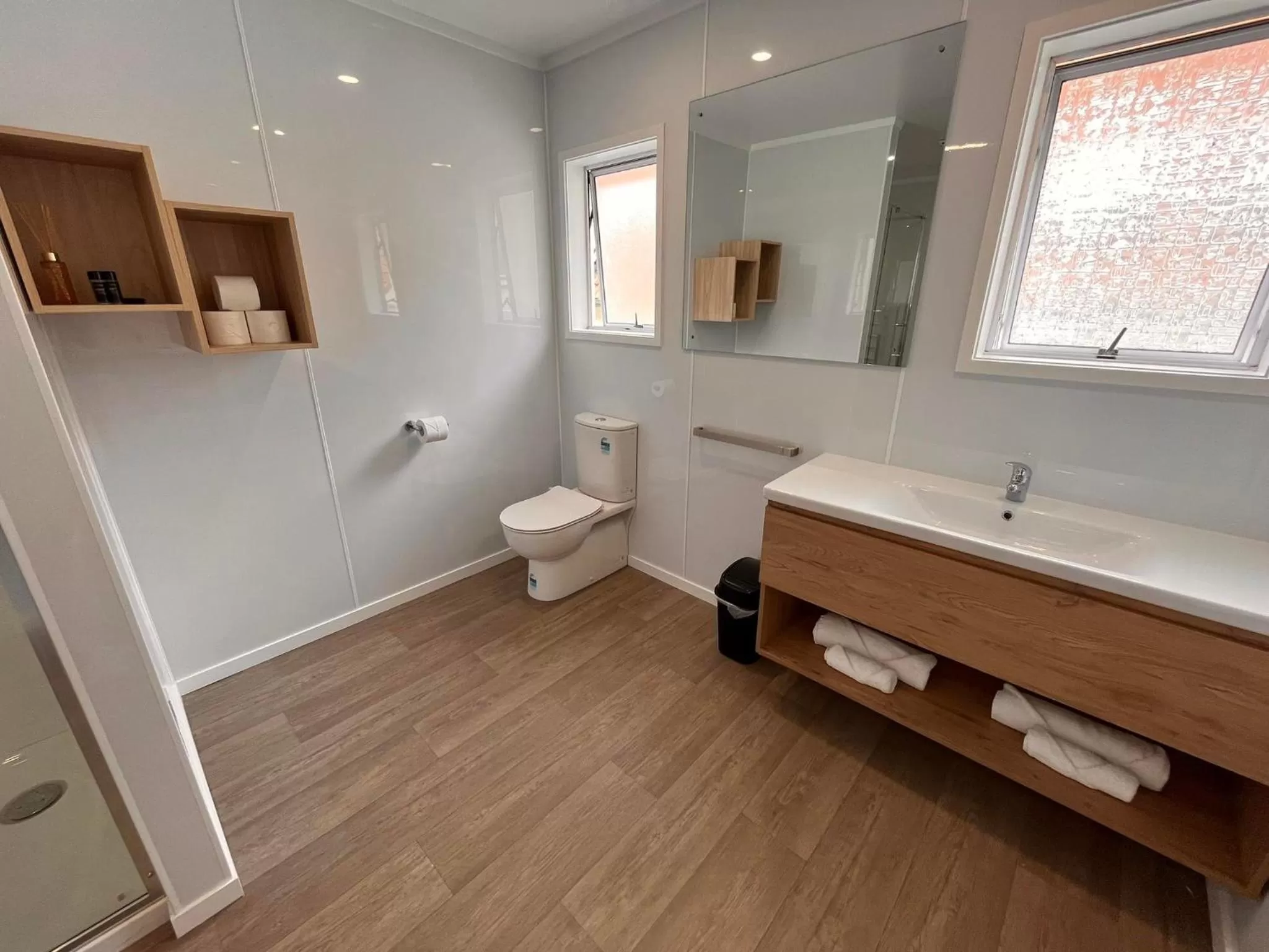 Toilet in Ashleigh Court Motel