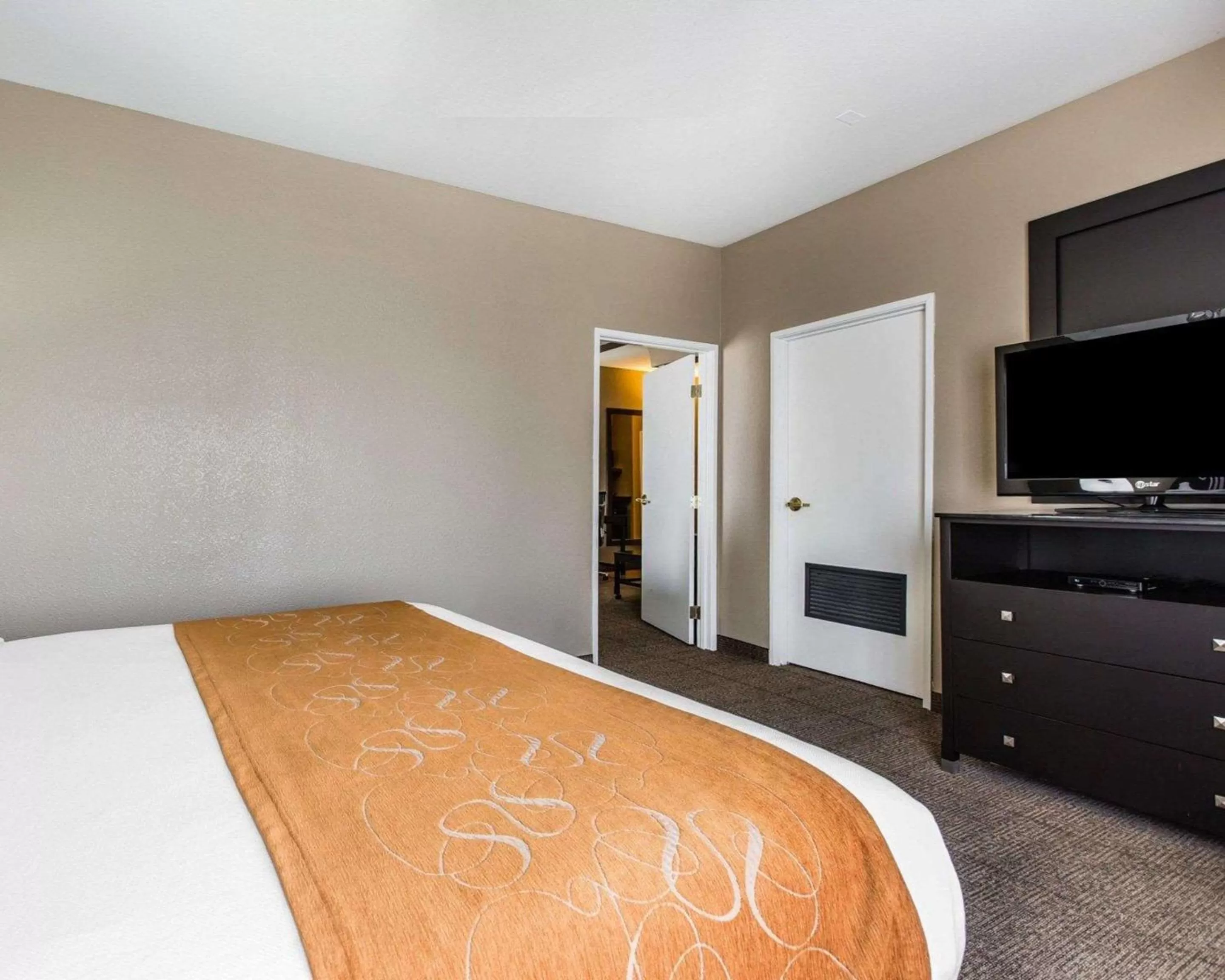 Bedroom, Bed in Comfort Suites Bakersfield