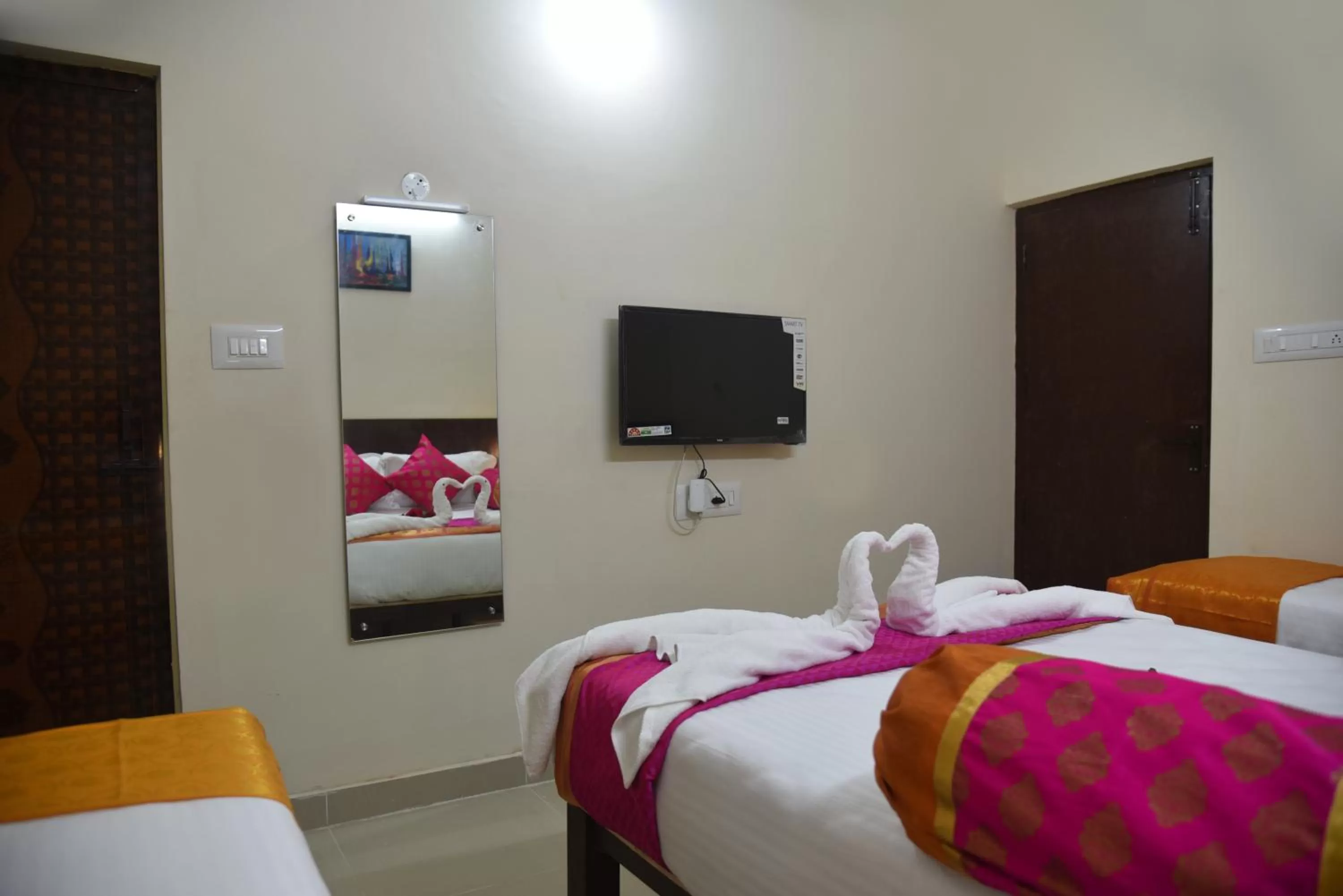 TV and multimedia, Bed in Kumbakonam Inn Hotels - Kumbakonam Inn Stay