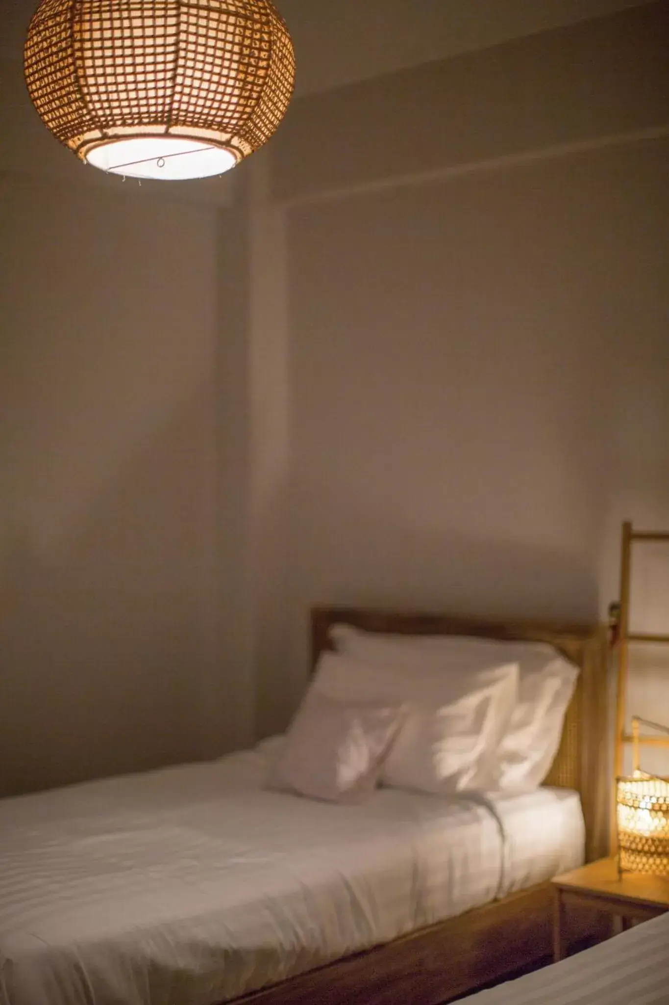 Twin Room with Window in Vera Nidhra - Self check-in after 6pm Twin Room with Window in Vera Nidhra - Self check-in after 6pm