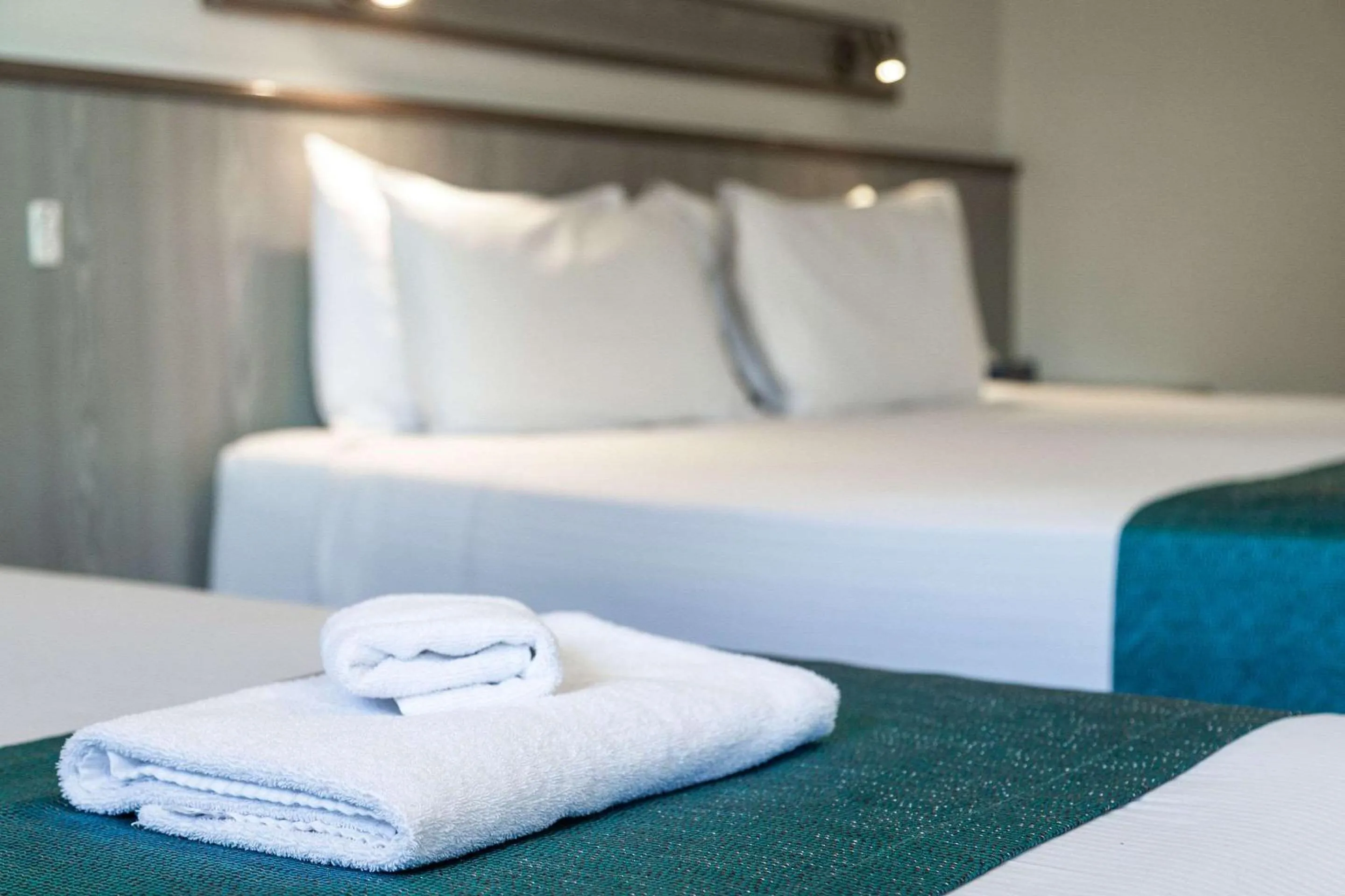 Bedroom, Bed in Comfort Inn Glenelg