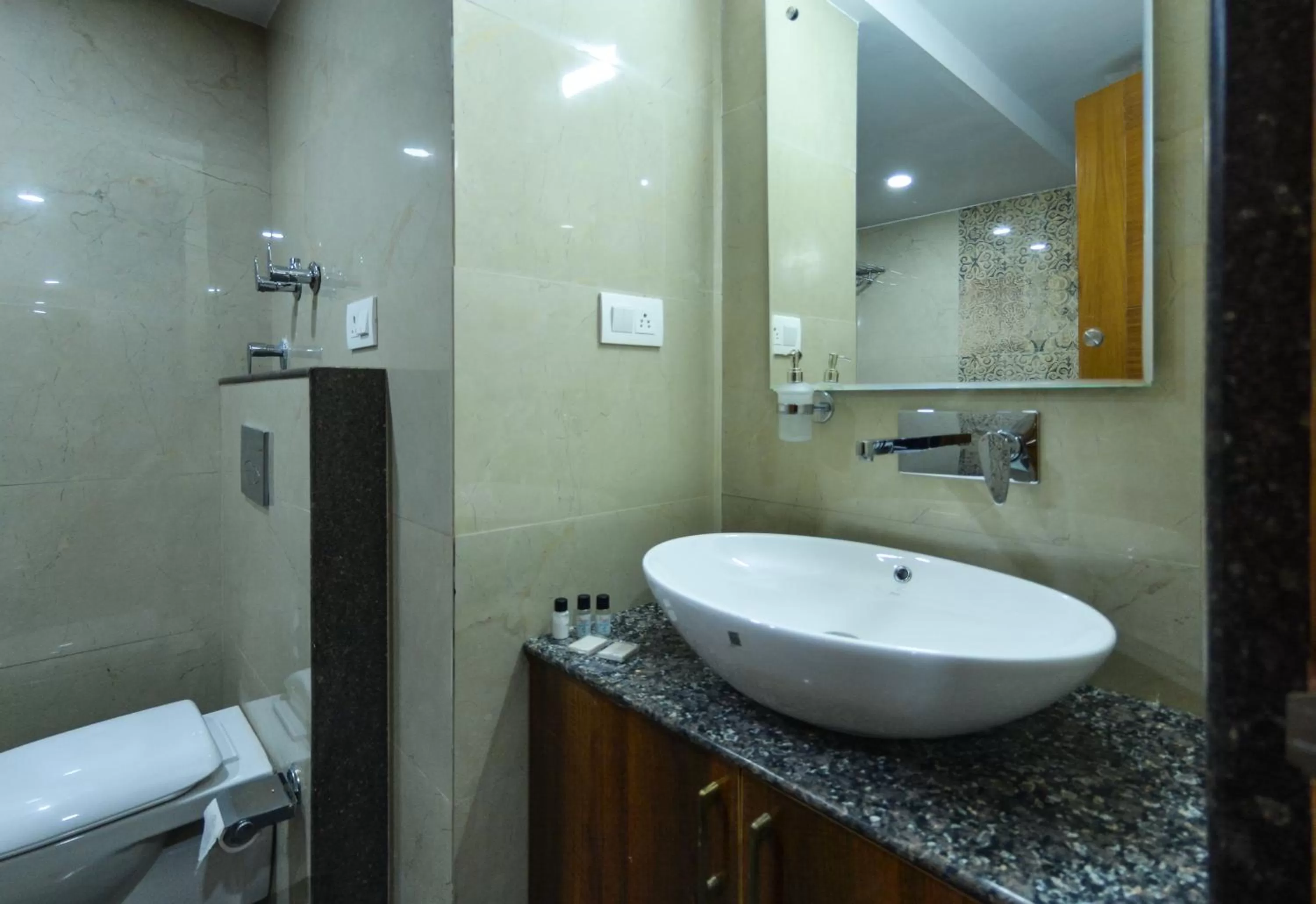 Shower, Bathroom in Hotel The Montreal