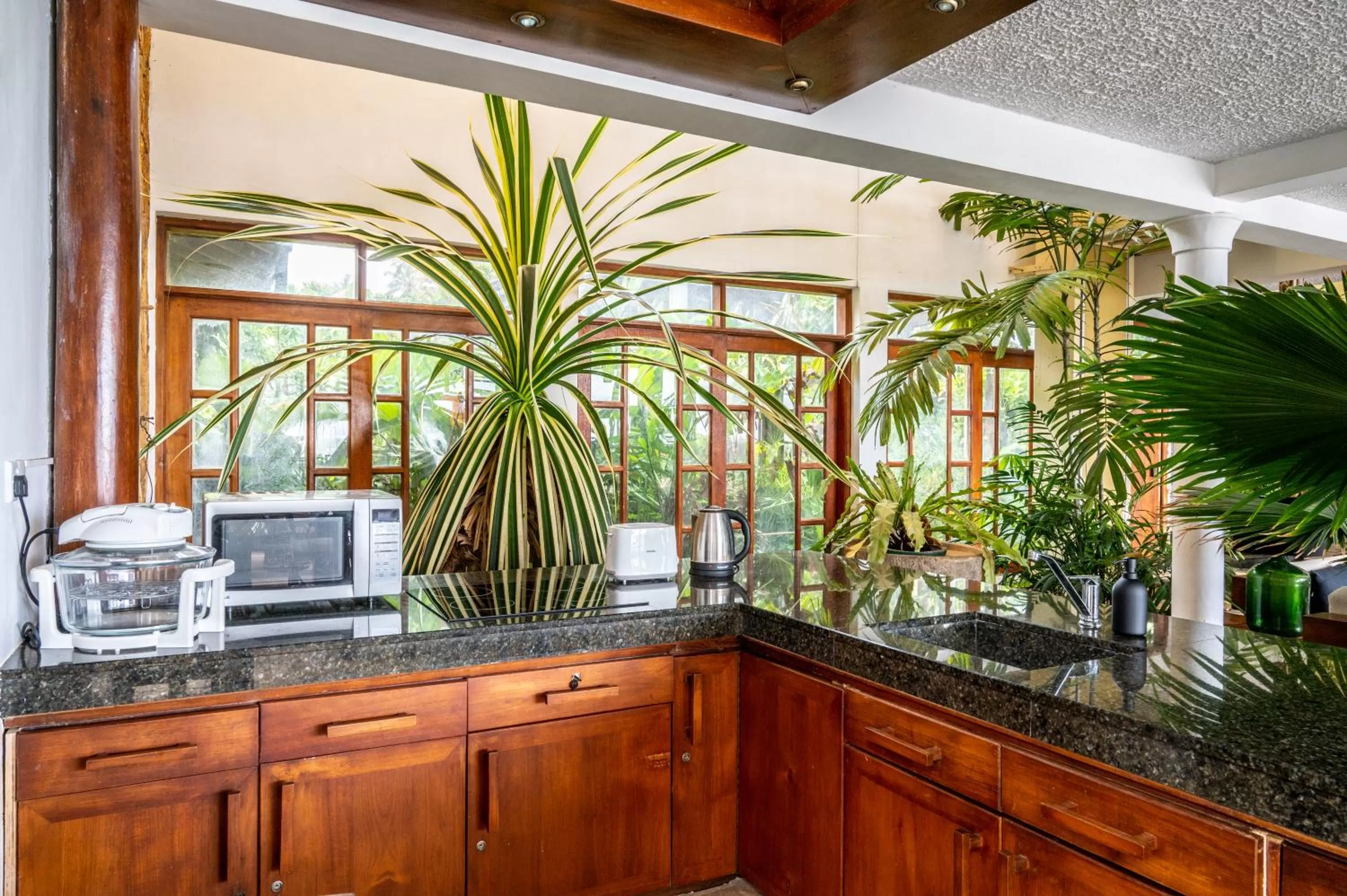 Kitchen/Kitchenette in Sānti Beach House with pool & beach