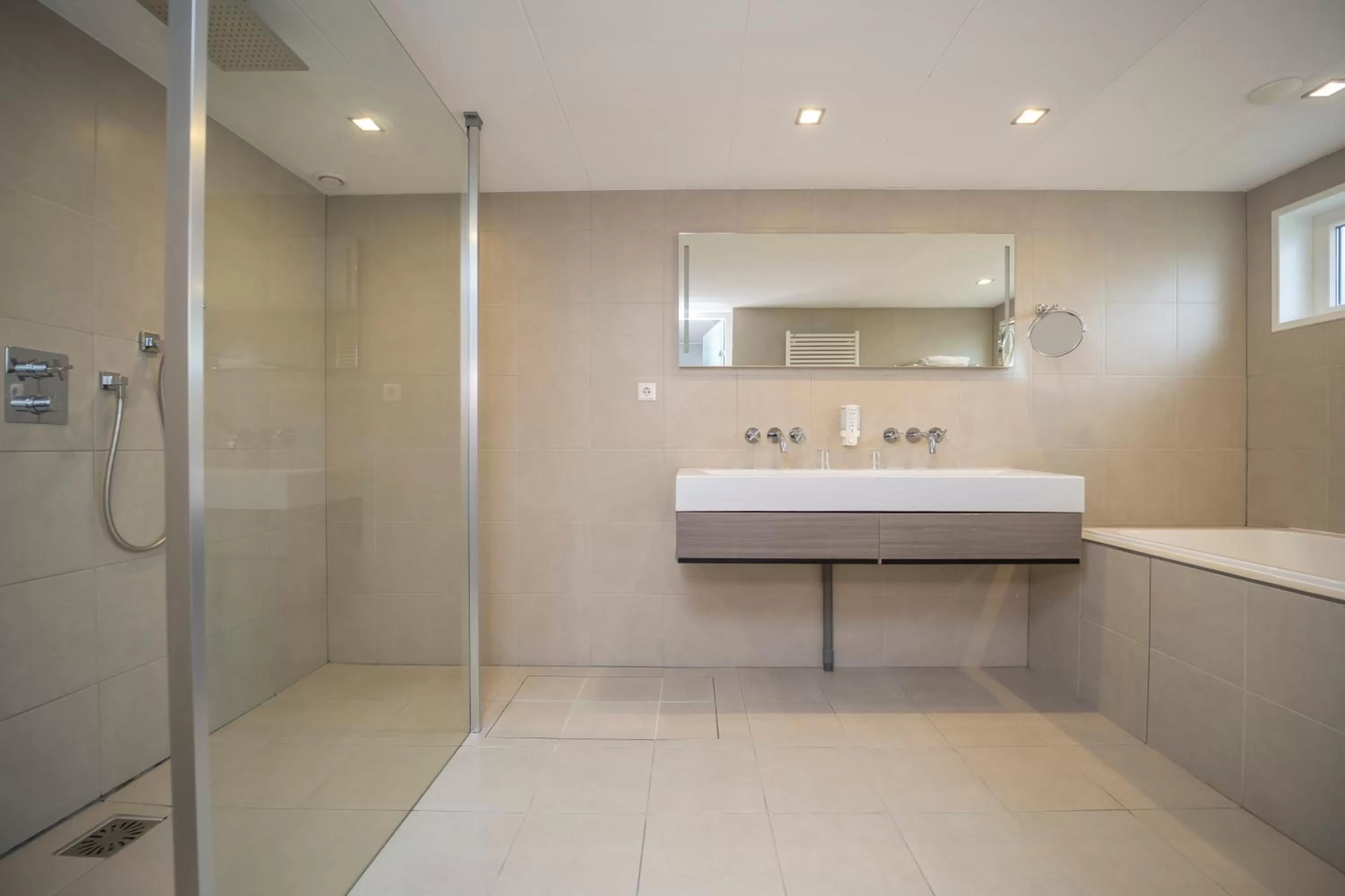 Bathroom in Fletcher Zuiderduin Beachhotel