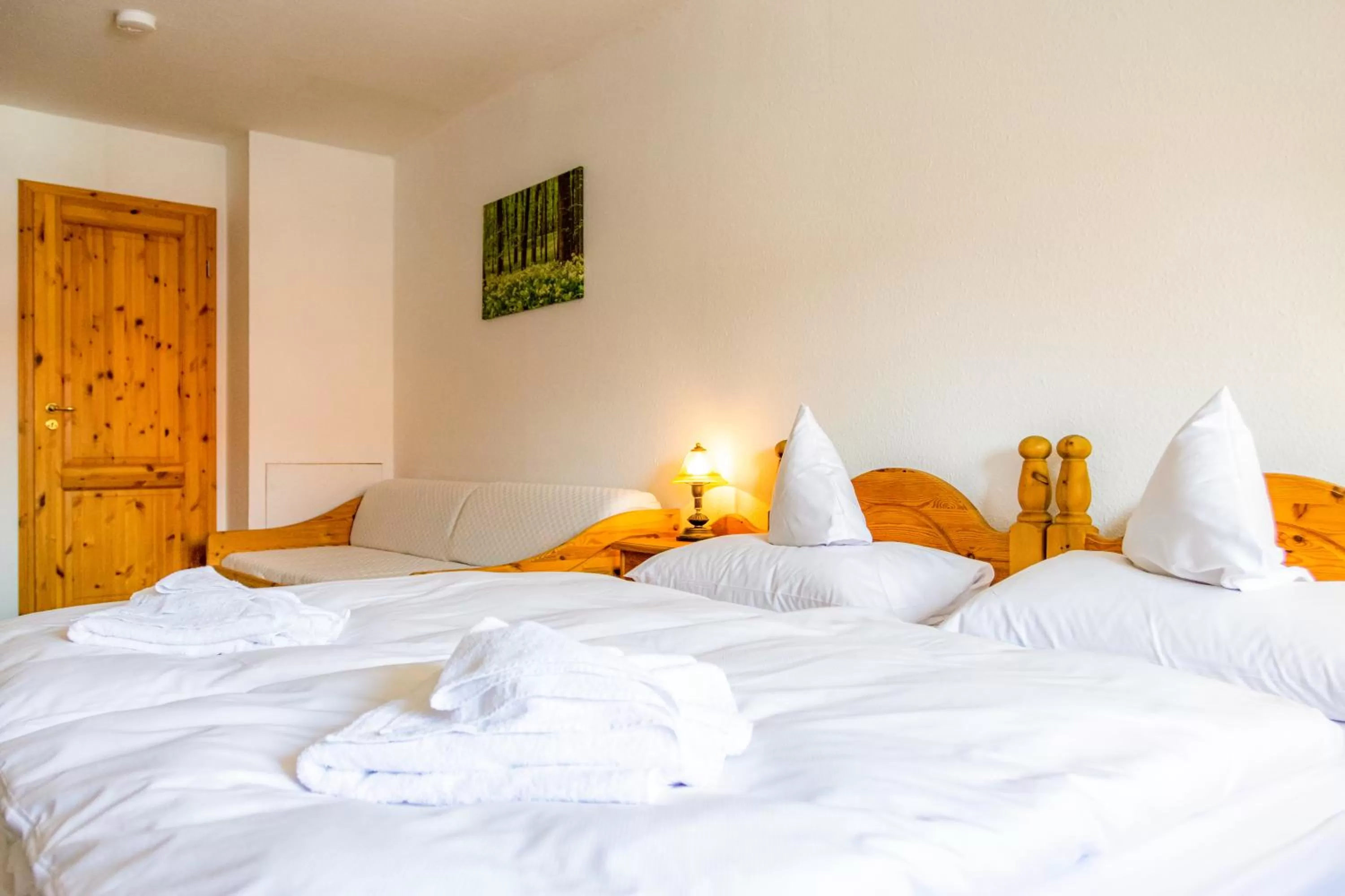 Photo of the whole room, Bed in Hotel & Restaurant Brauner Hirsch Osterwieck