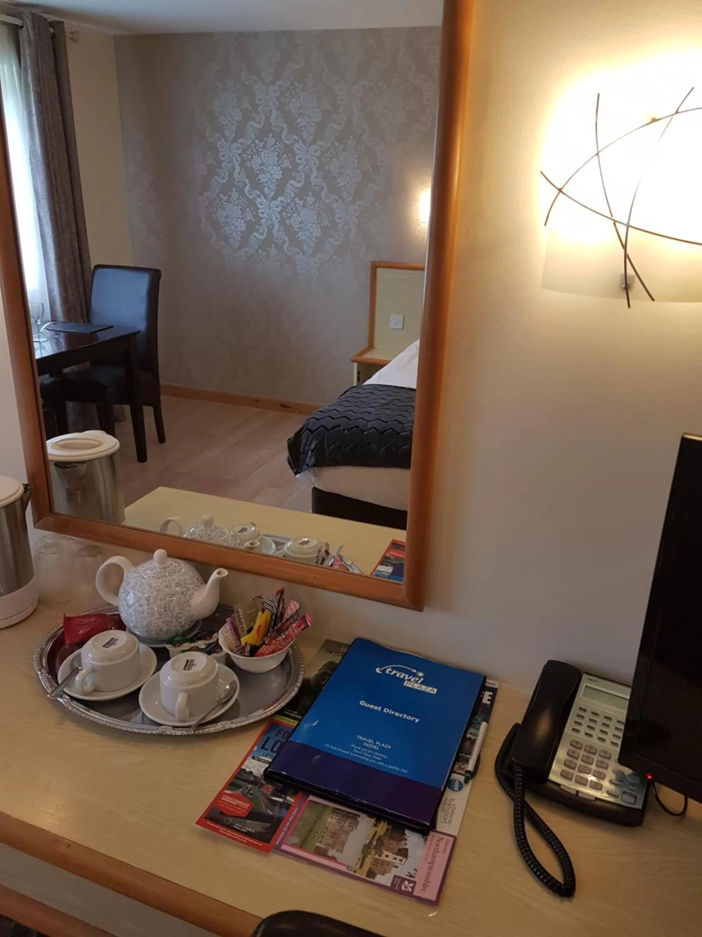 Coffee/tea facilities, Bed in Travel Plaza Hotel