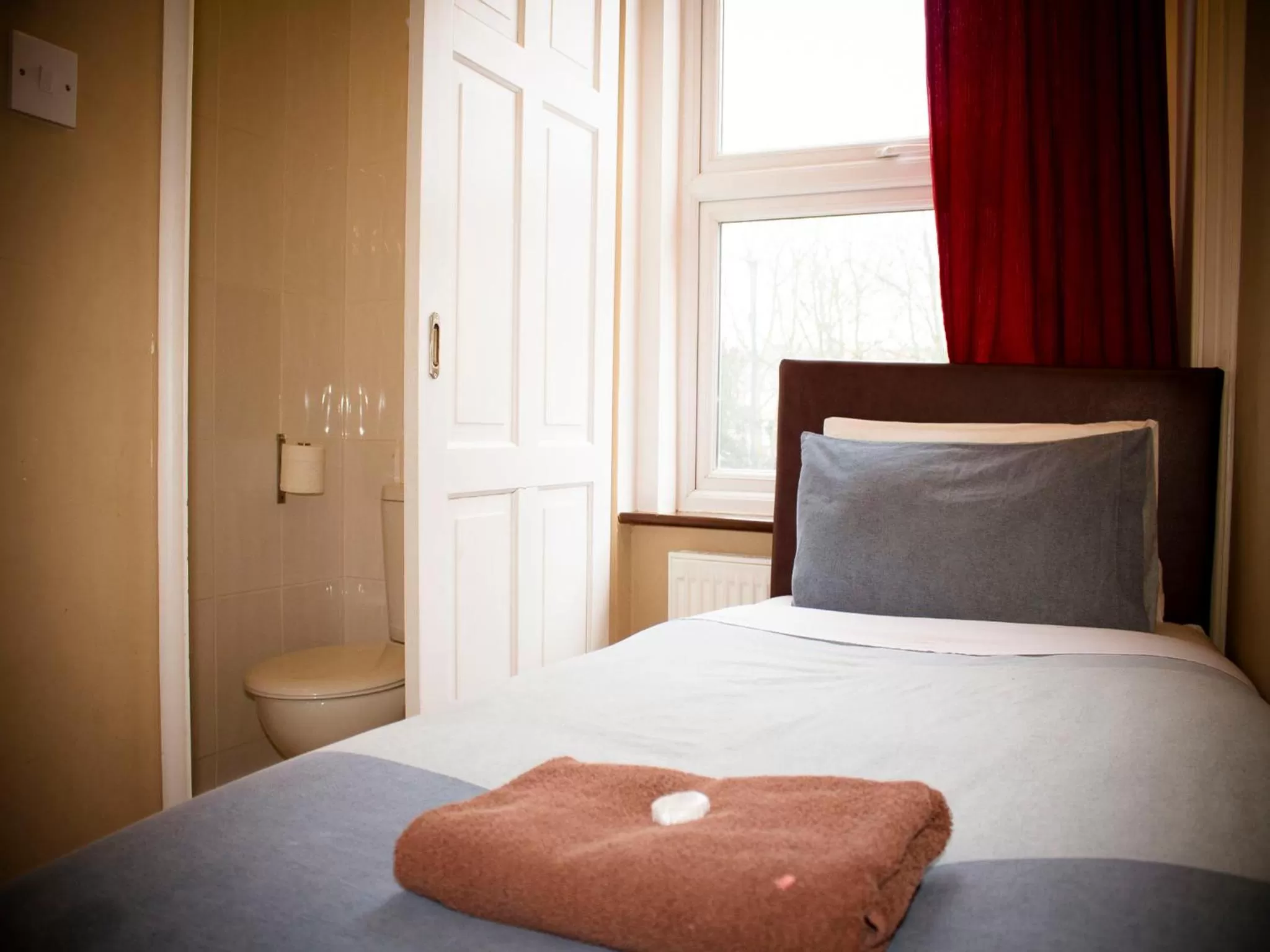 Photo of the whole room, Bed in Cricklewood Lodge Hotel