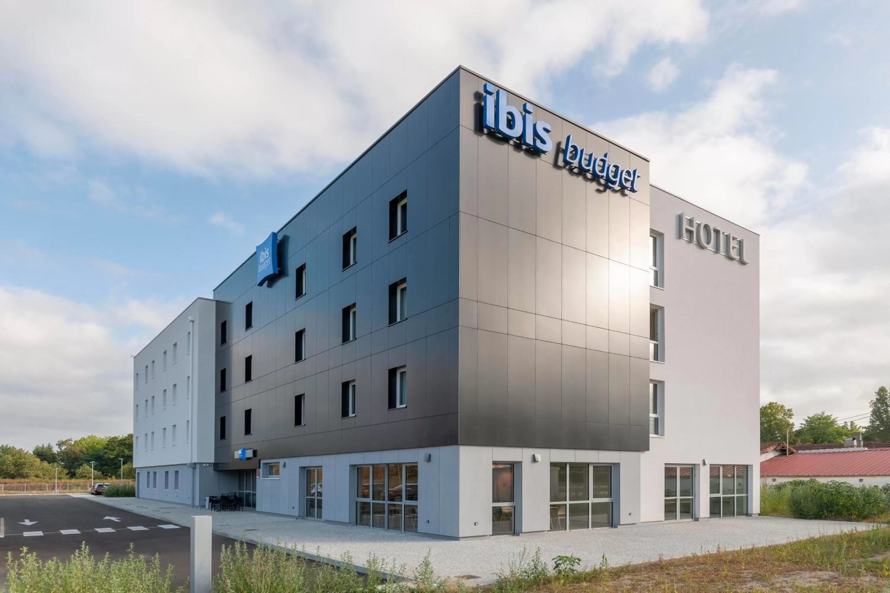 Property building in Hotel ibis Mont De Marsan