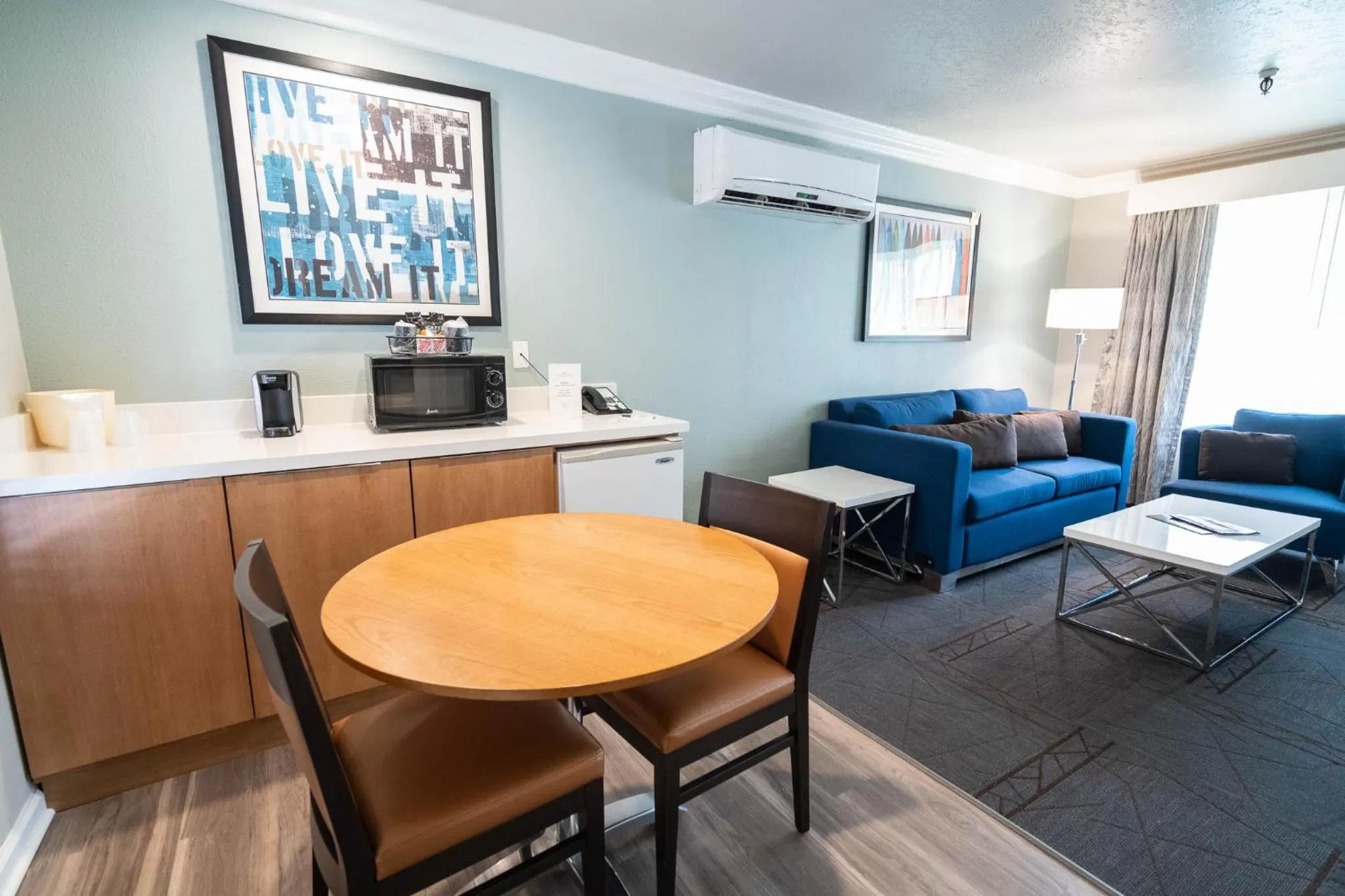 Coffee/tea facilities in Alexis Park All Suite Resort