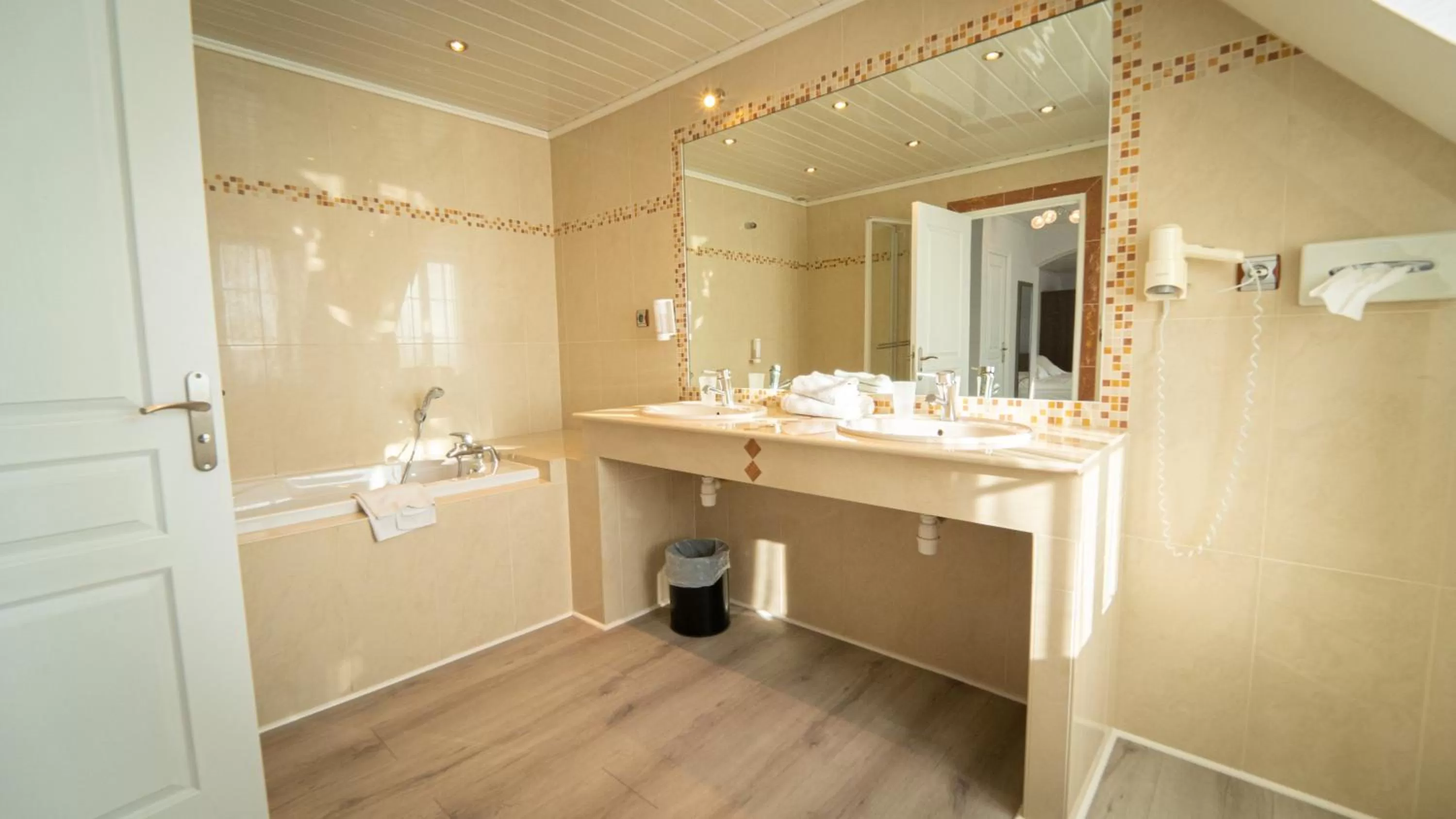 Bathroom in Best Western Hotel Ile de France