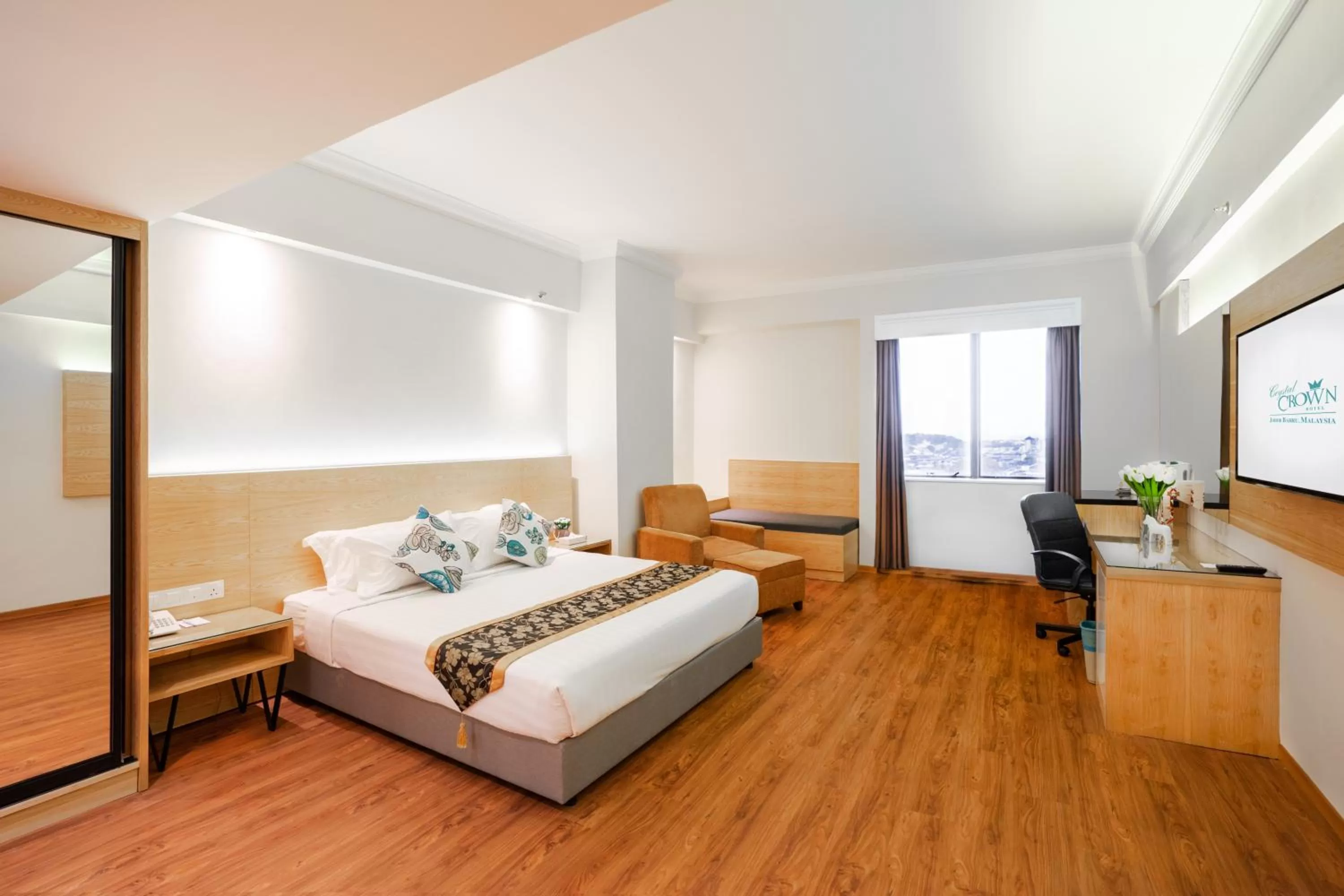 Bedroom, Bed in Crystal Crown Hotel JB