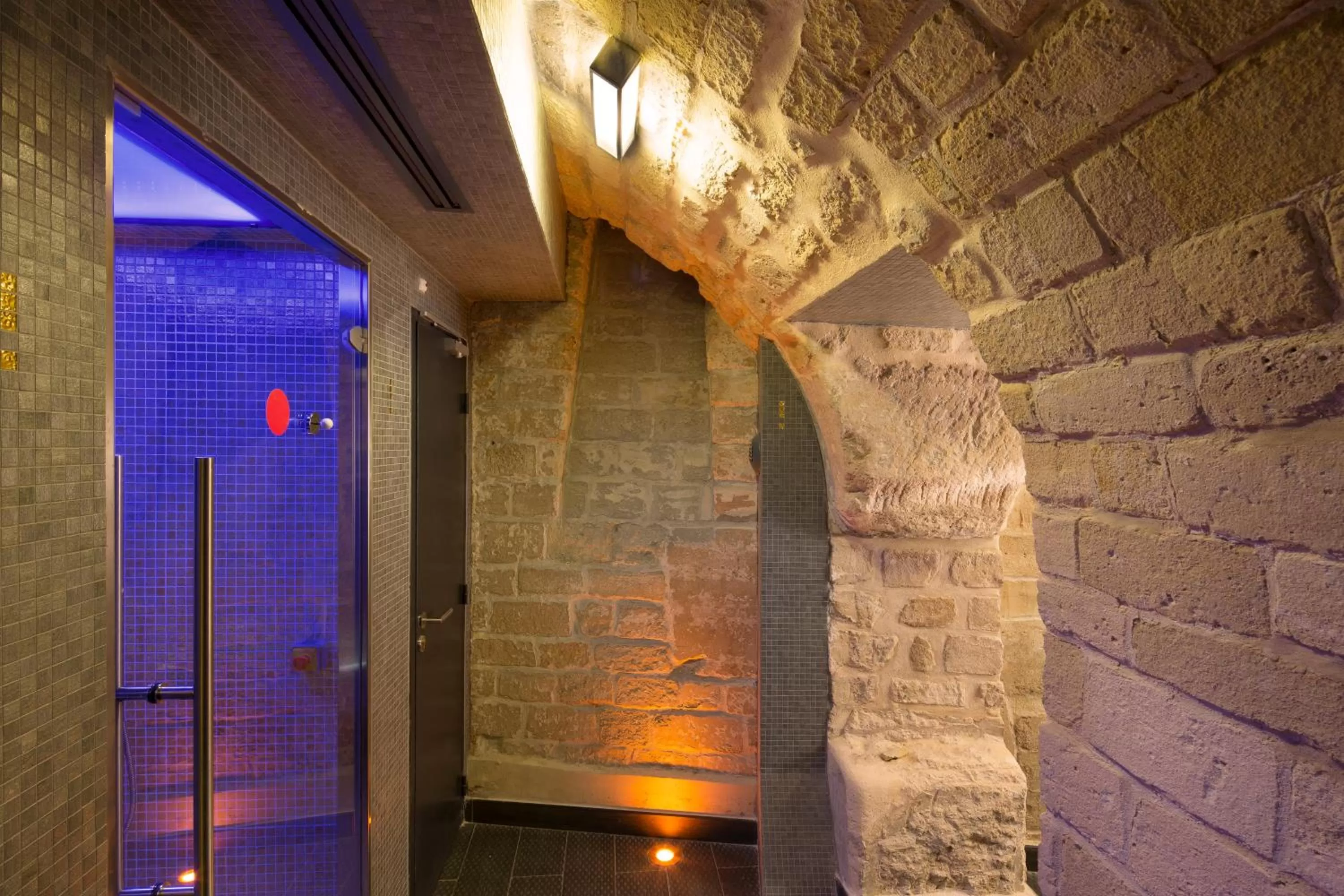Steam room in Hôtel du Triangle d'Or