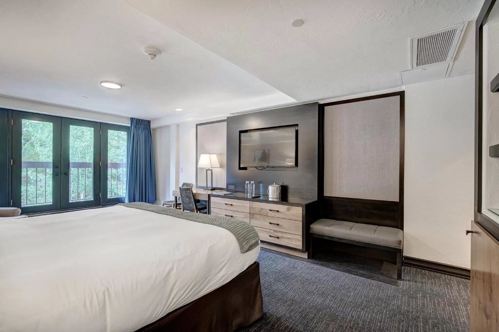 Photo of the whole room, Bed in The Pines Lodge, a RockResort, by Vail Resorts