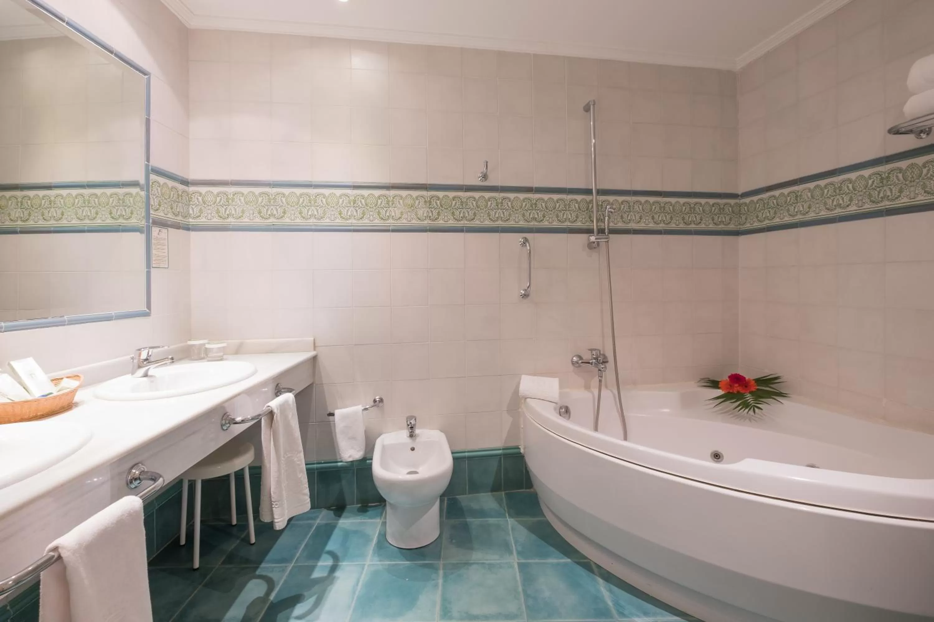 Photo of the whole room in Condesa de Chinchón