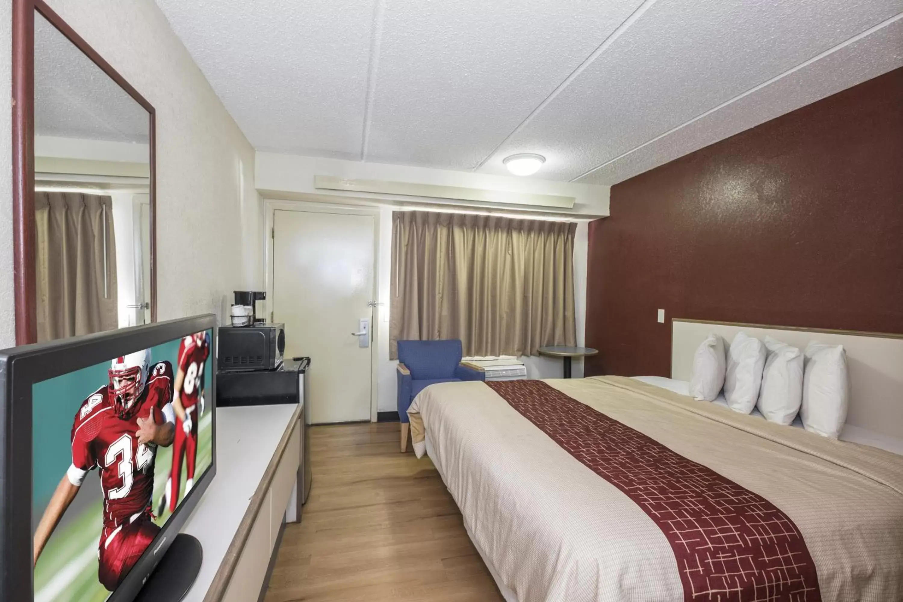 Deluxe King Room Smoking - single occupancy in Red Roof Inn Atlanta-Norcross Deluxe King Room Smoking - single occupancy in Red Roof Inn Atlanta-Norcross