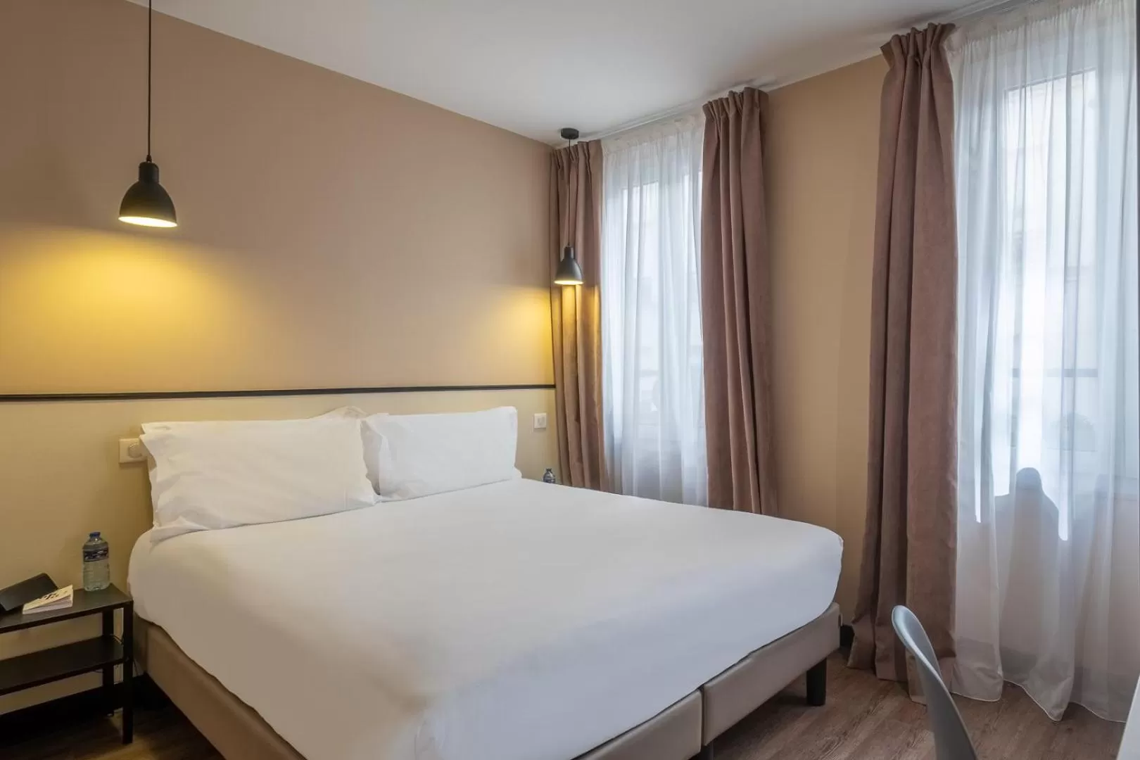 Bedroom, Bed in Hotel Lilas Blanc