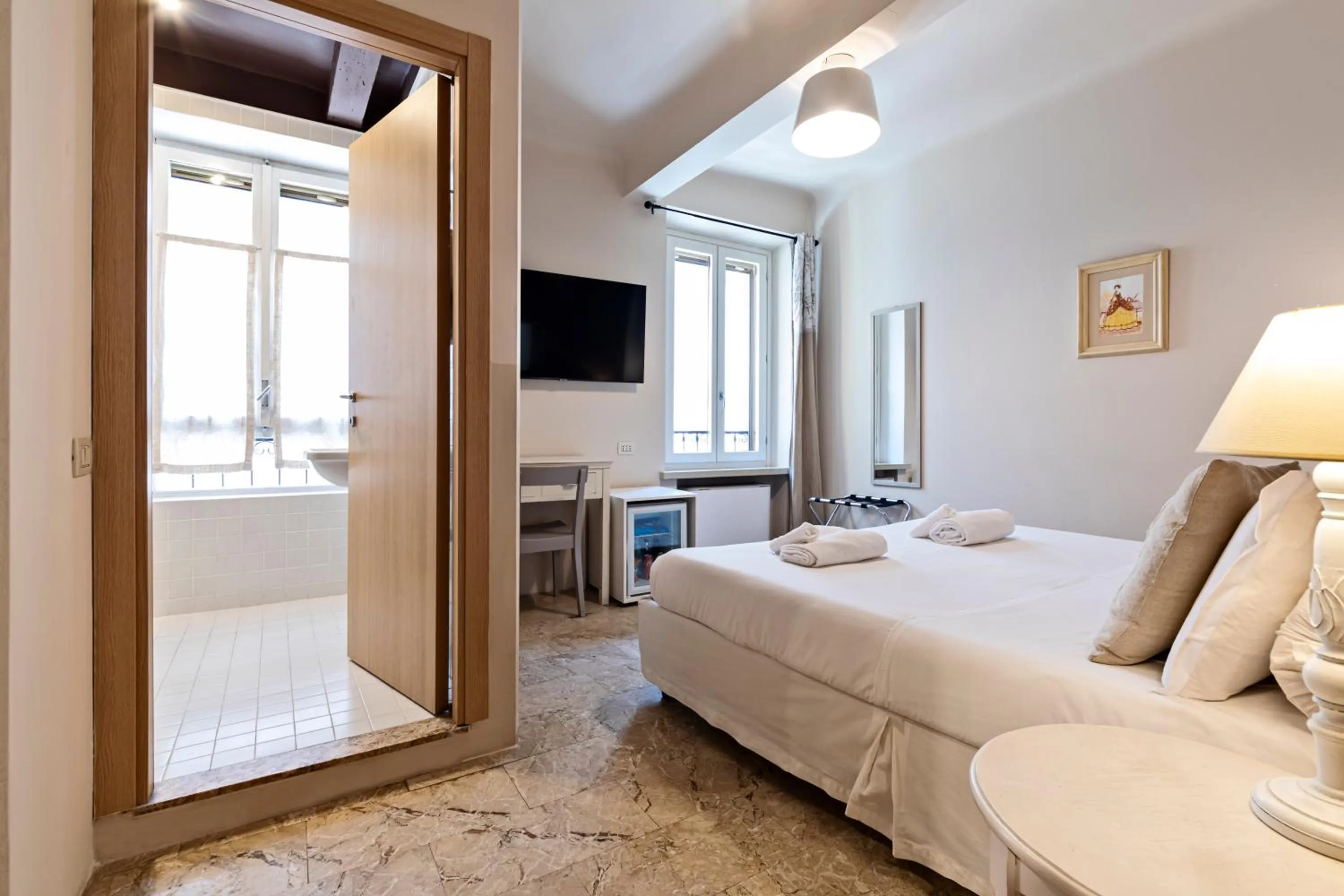 Bathroom, Bed in Hotel Broletto - Centro Storico