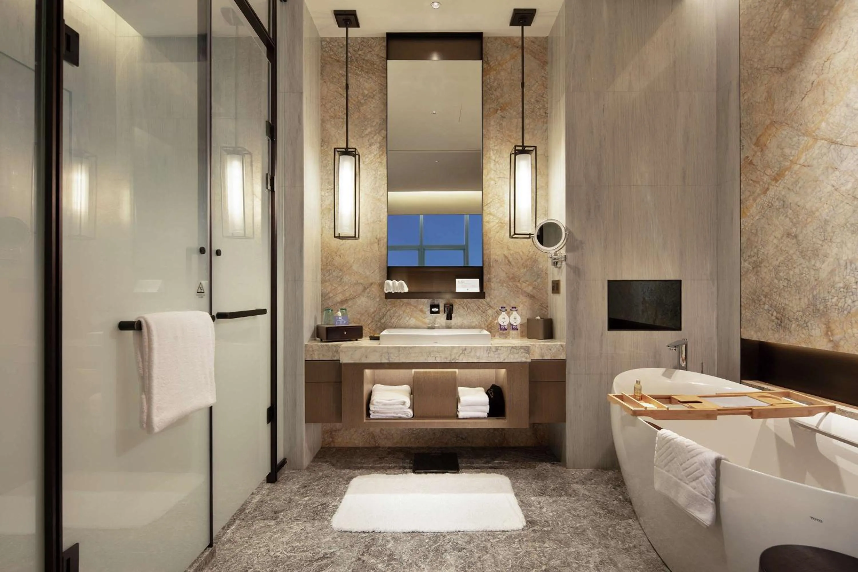Bathroom, Bed in Doubletree By Hilton Suzhou Wujiang