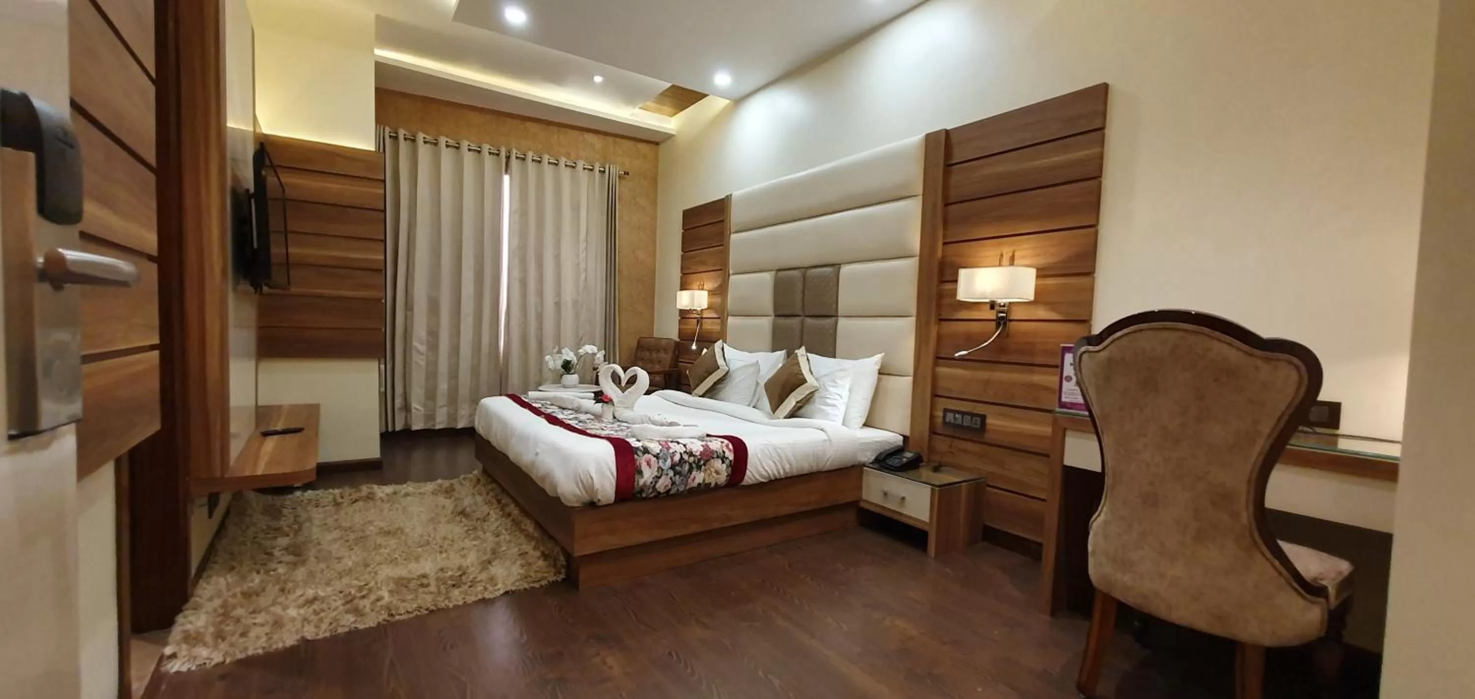 Bed in Hotel Makhan Residency