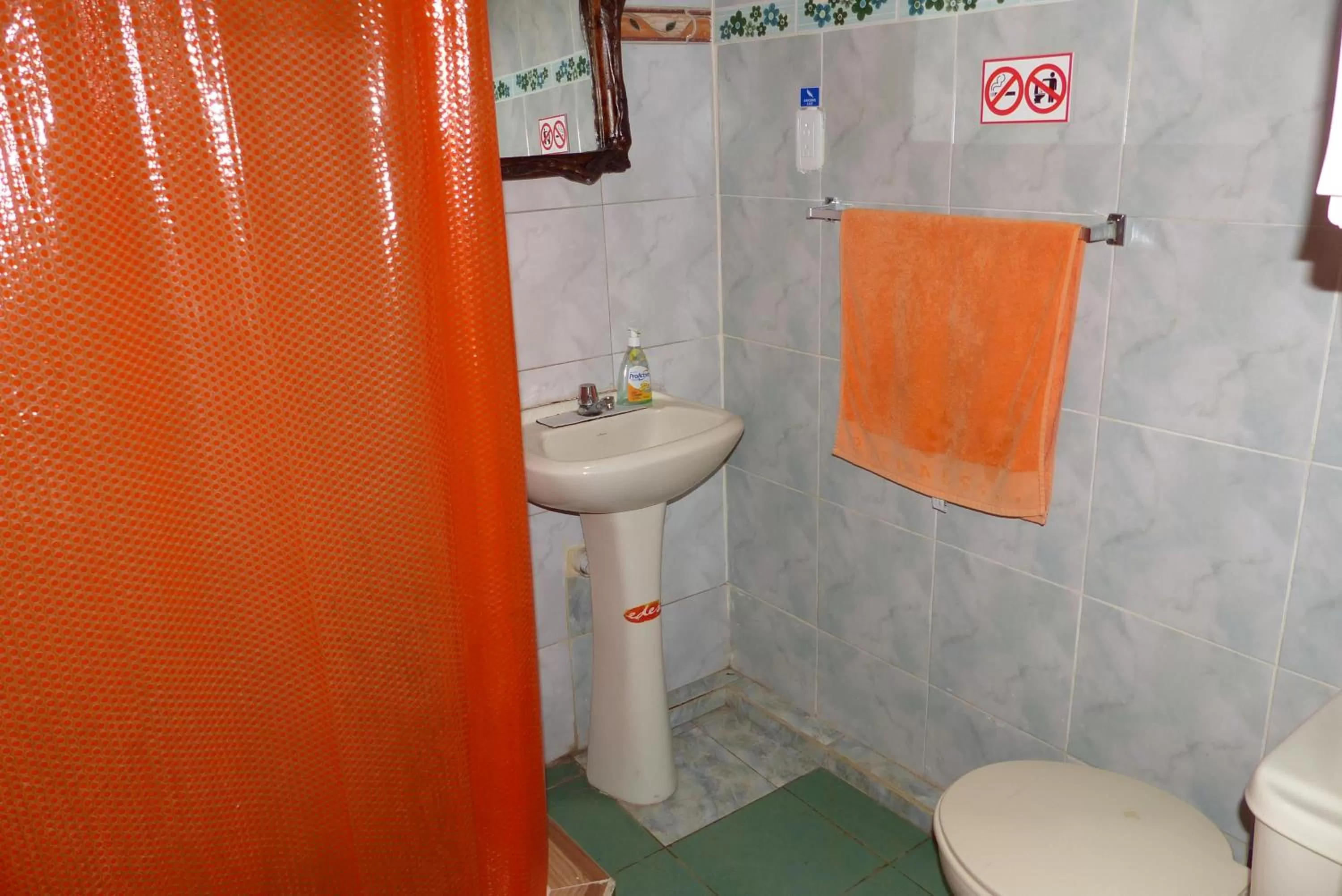 Toilet, Bathroom in Hostal La Casa Amarilla City