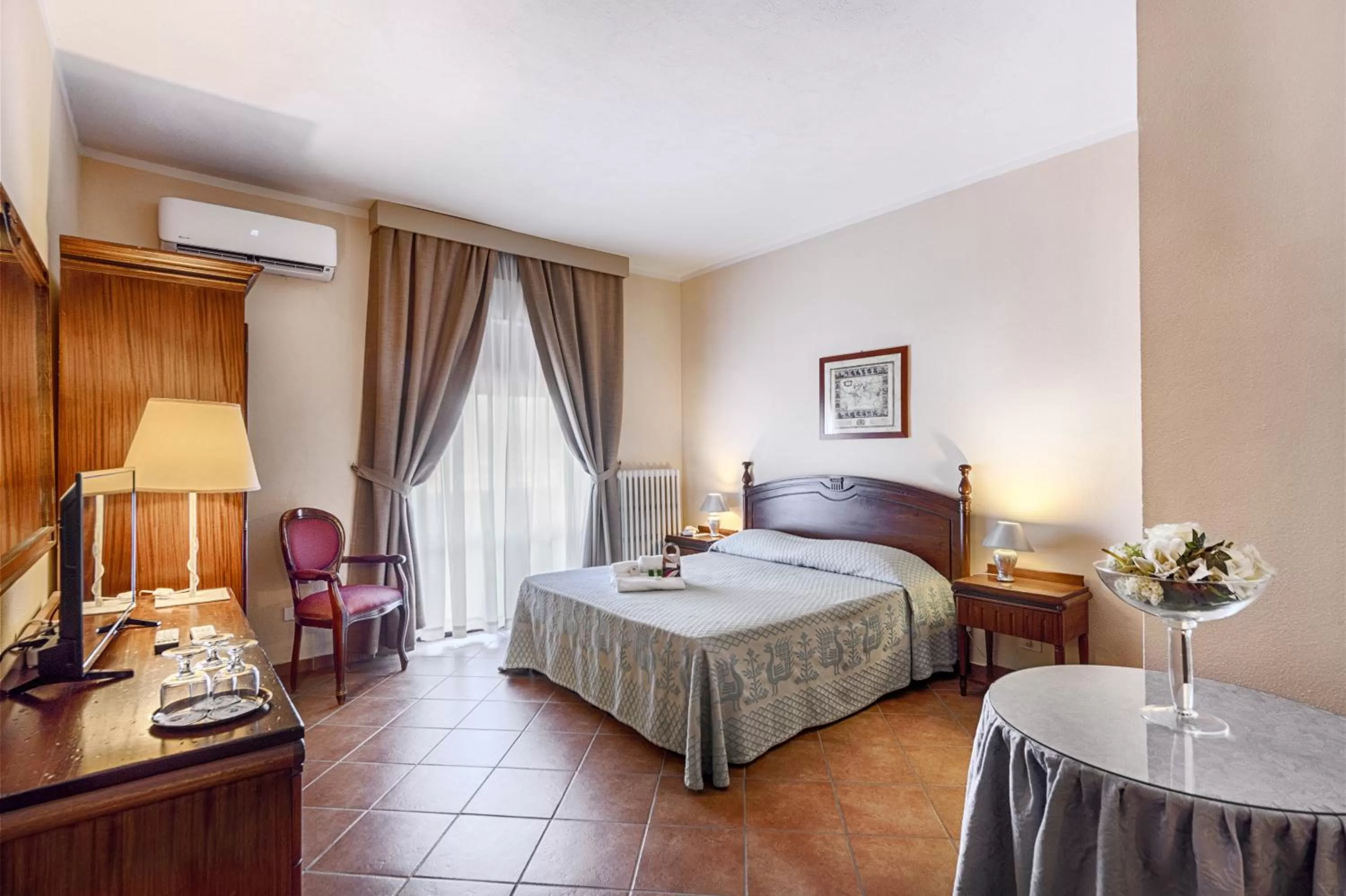 Photo of the whole room, Bed in Colonna Palace Hotel Mediterraneo