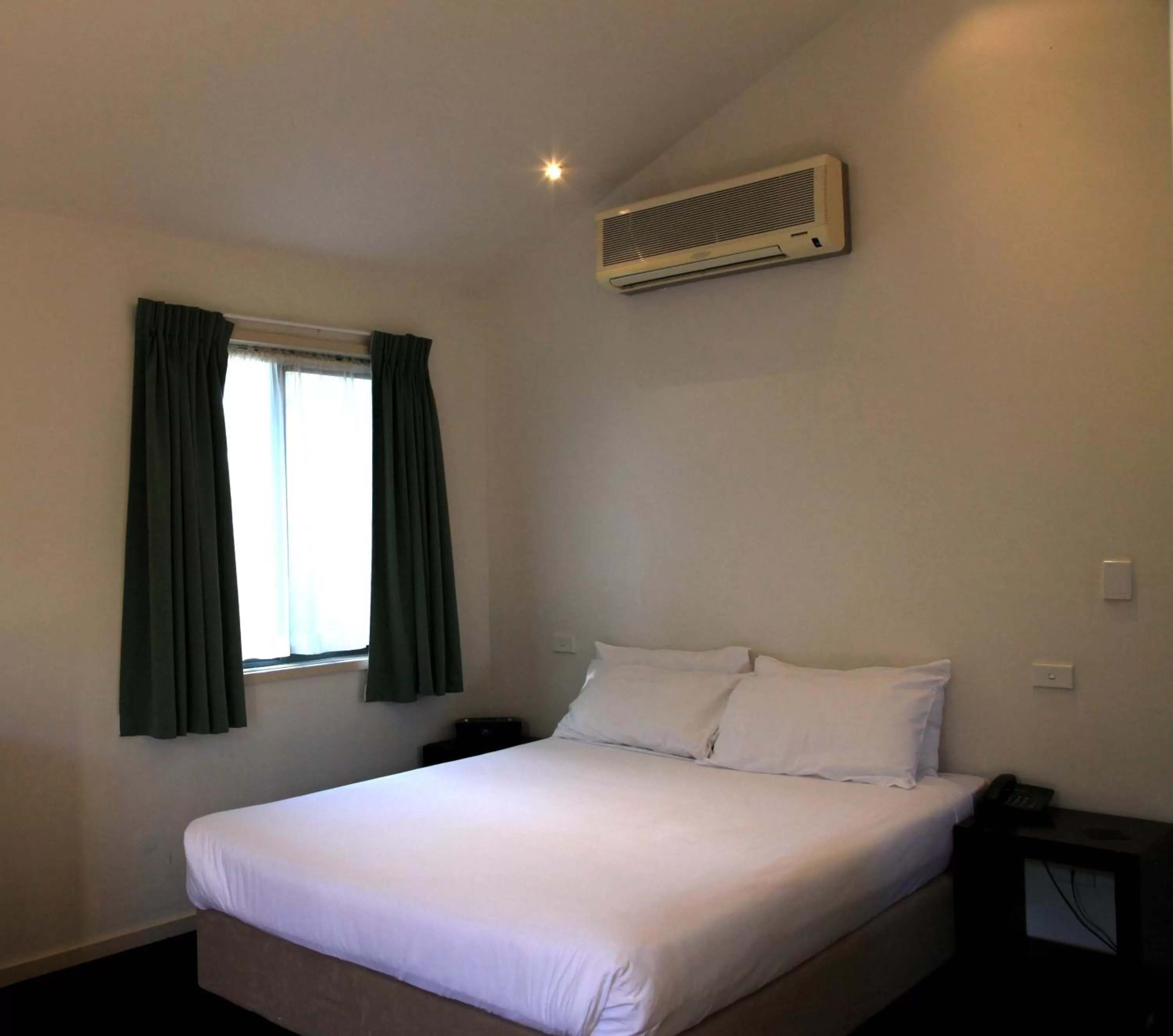 Bed in Travellers Motor Village