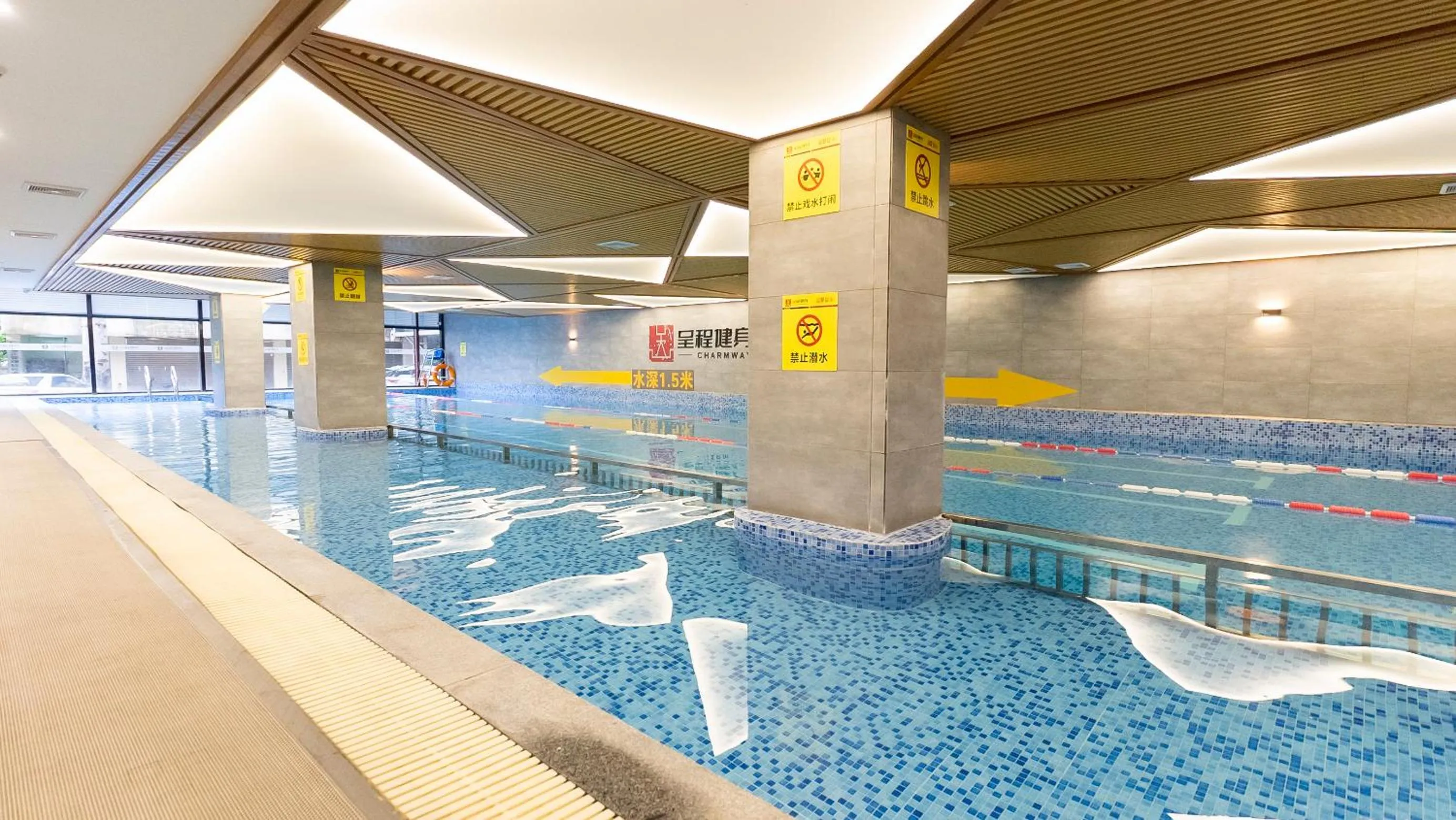 Swimming pool in Guangzhou Shi Liu Hotel