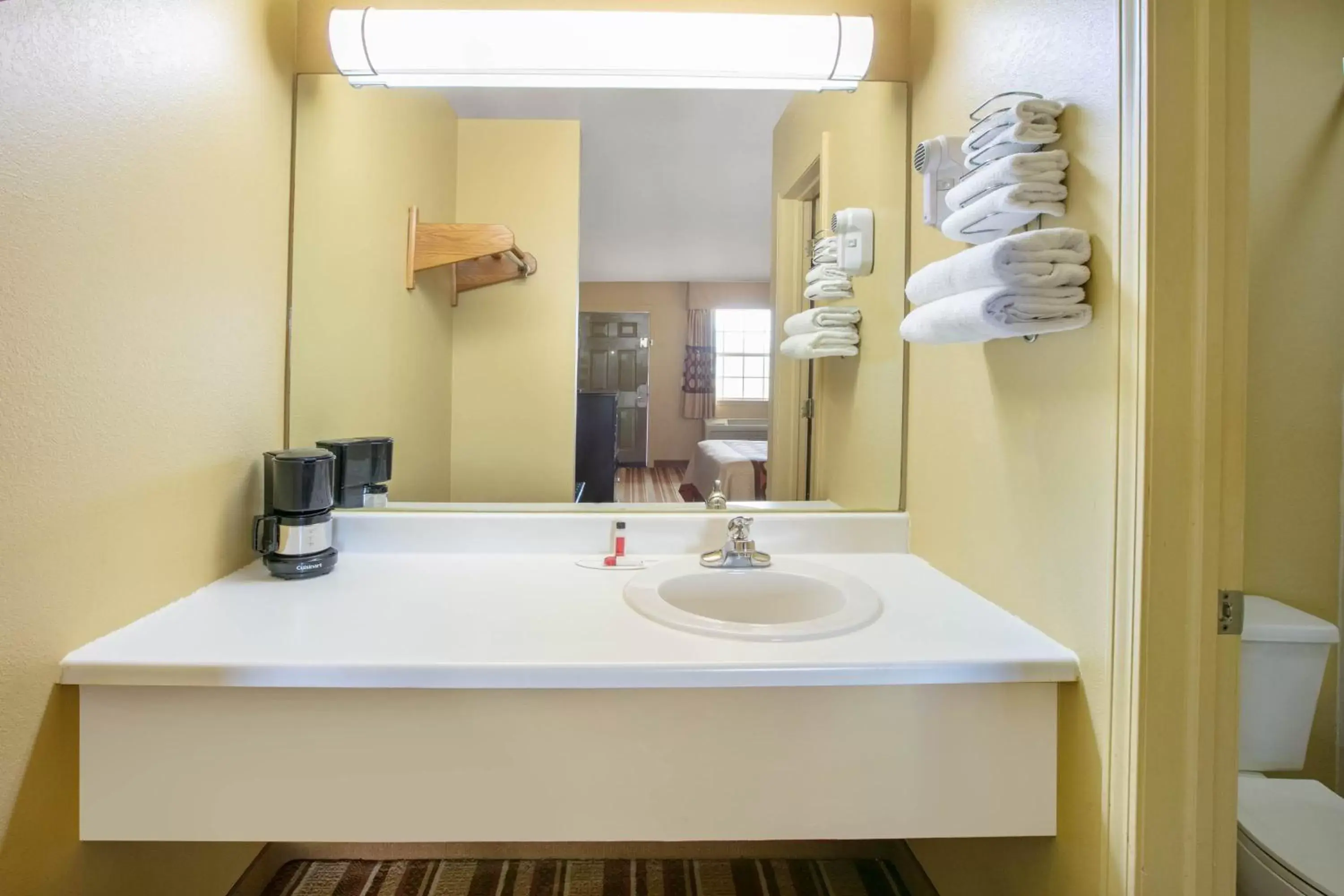 King Room -Smoking in Super 8 by Wyndham Big Cabin/Vinita Area King Room -Smoking in Super 8 by Wyndham Big Cabin/Vinita Area