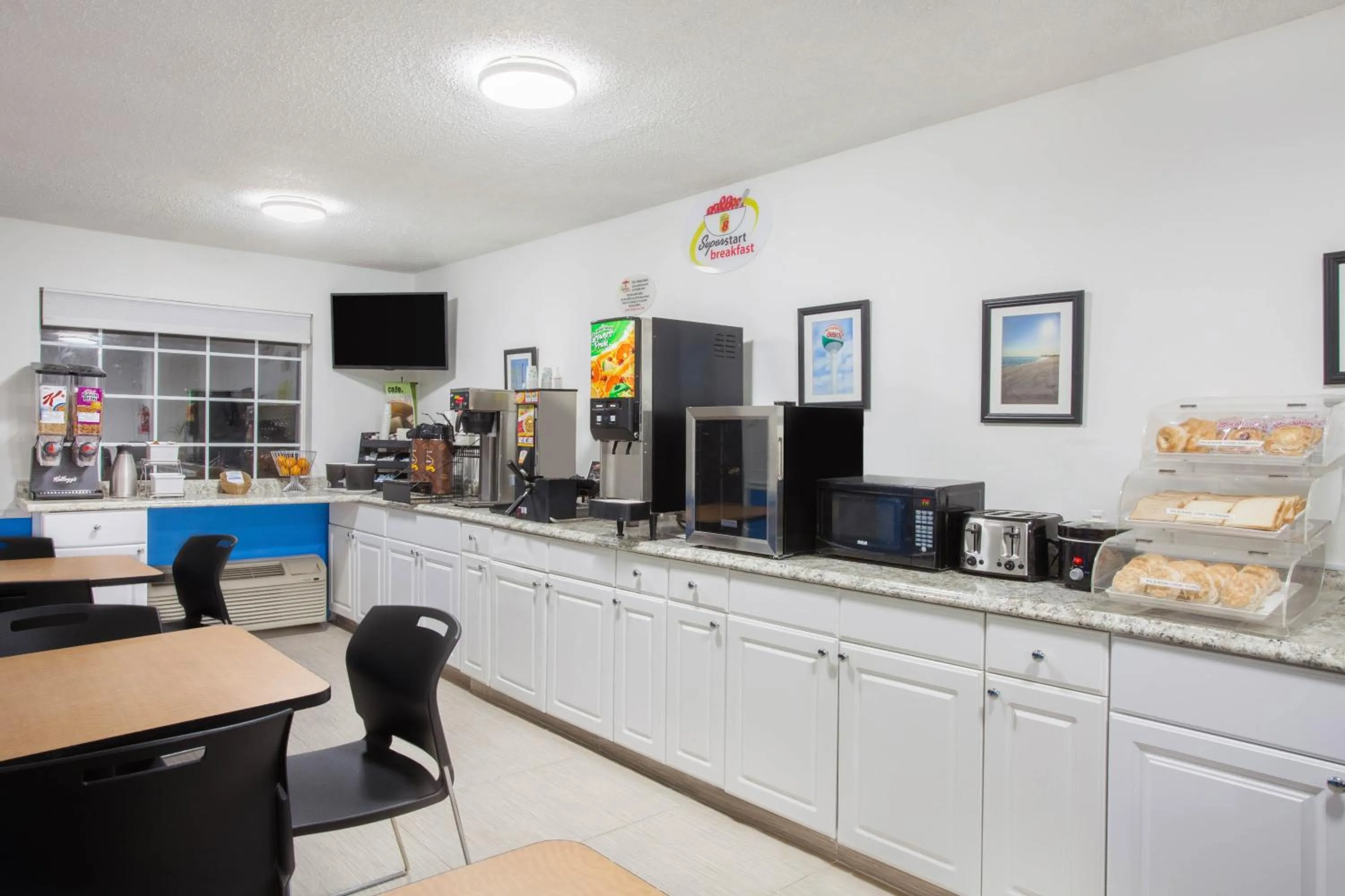 Dining area in Super 8 by Wyndham Pensacola
