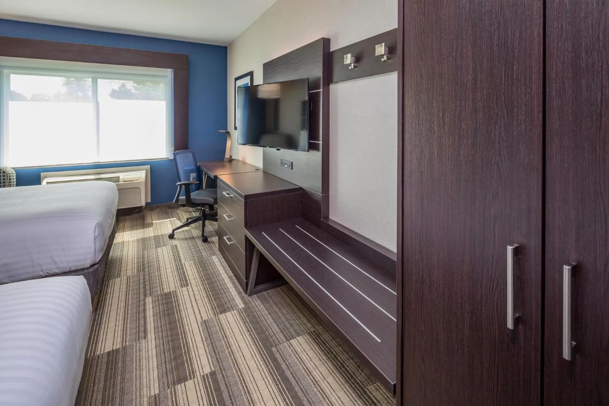 Photo of the whole room, Bed in Holiday Inn Express - Sunnyvale - Silicon Valley by IHG