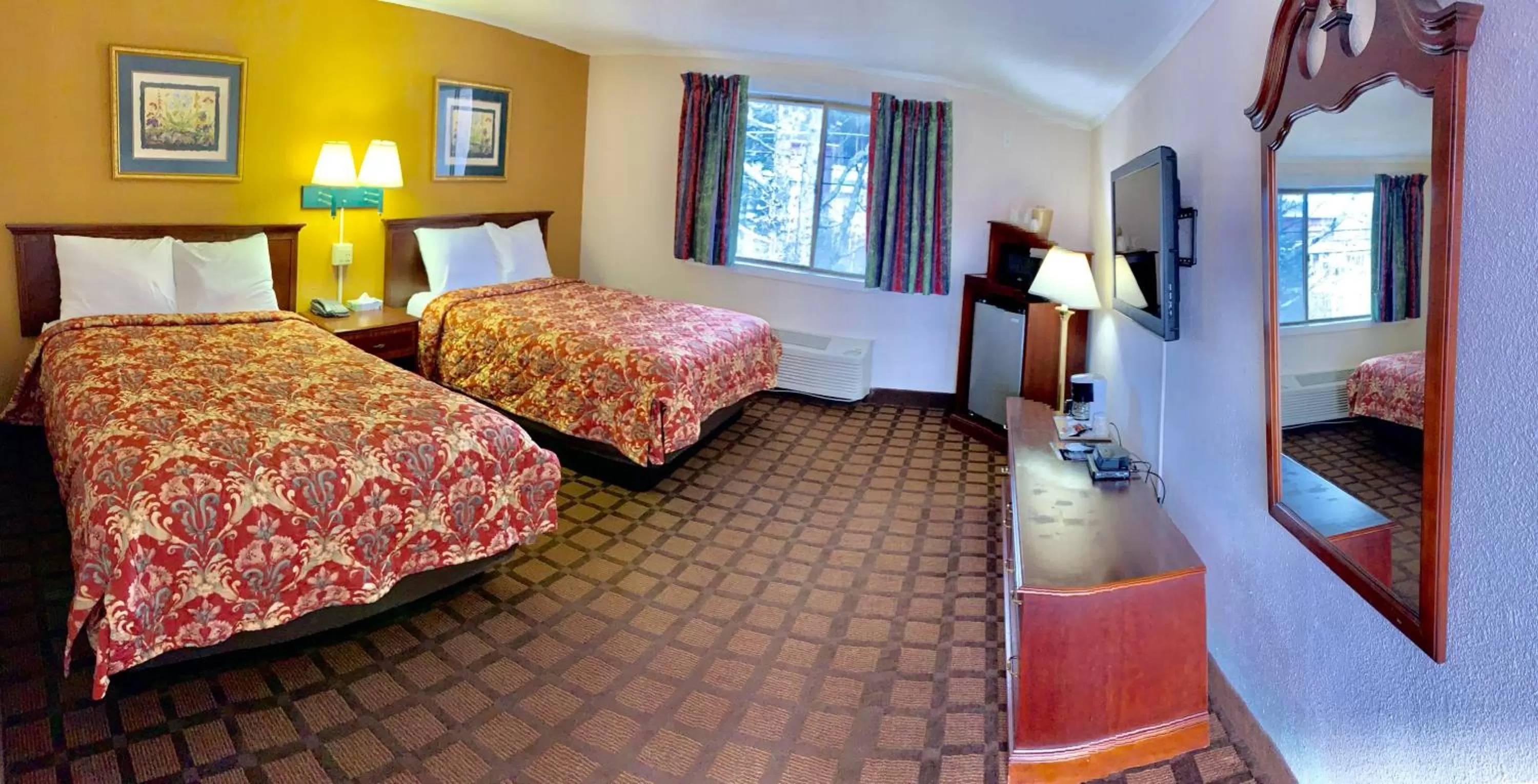 Photo of the whole room, Bed in EastGate Inn