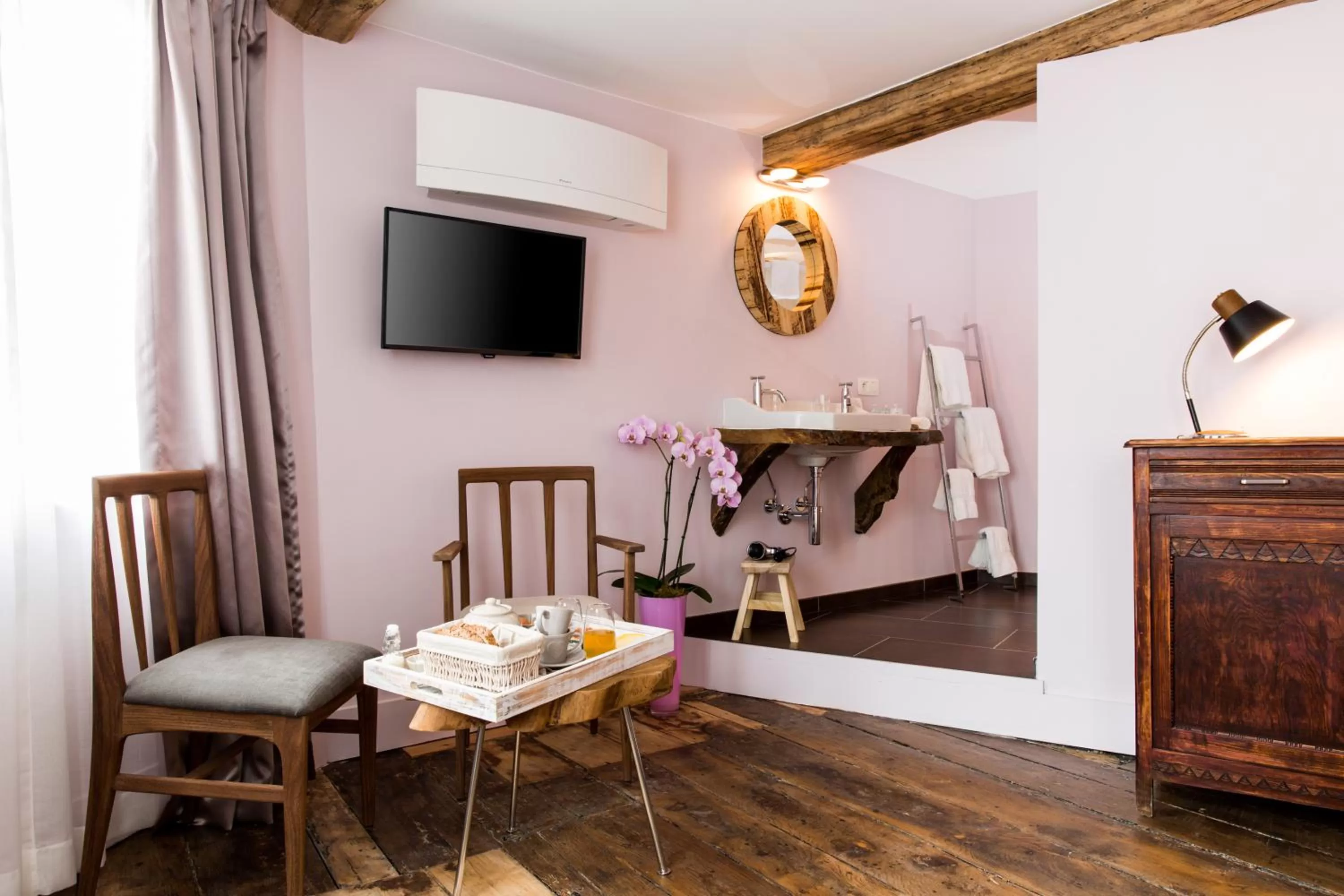 Photo of the whole room, TV/Entertainment Center in BnB City