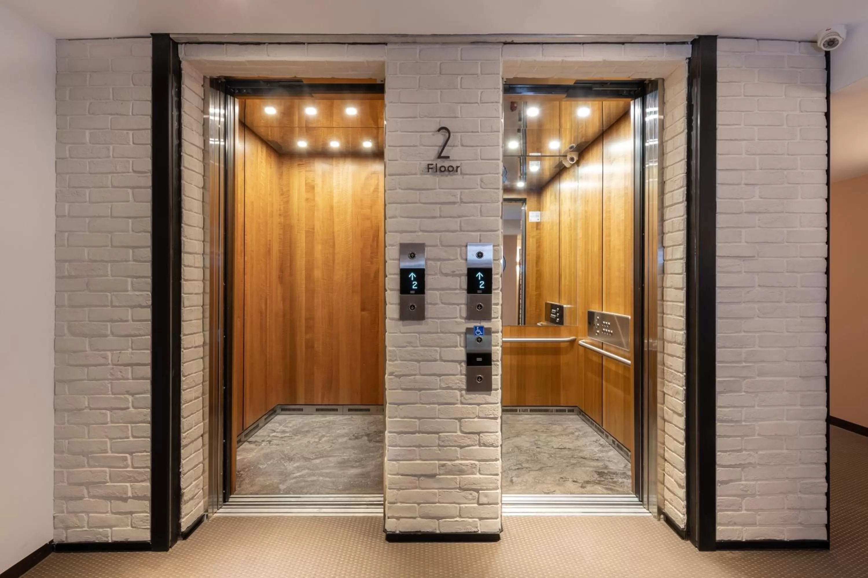 elevator in River inn Station