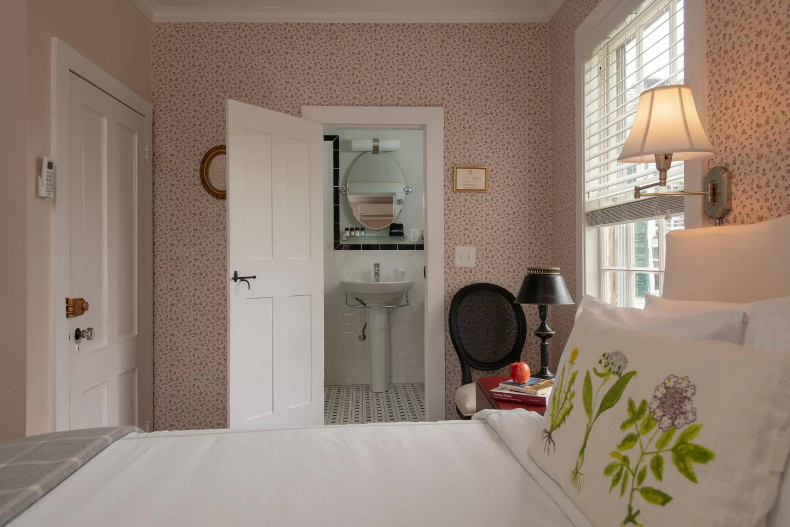 Bedroom, Bed in Village Inn