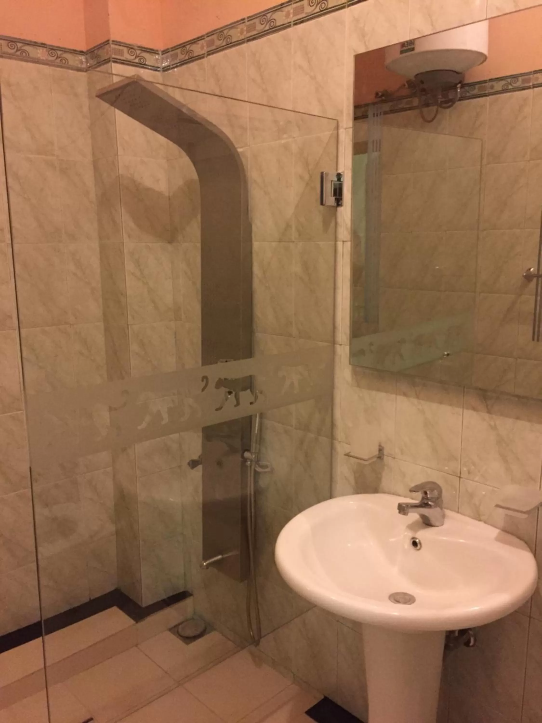 Shower, Bathroom in Le leopard d 'argent