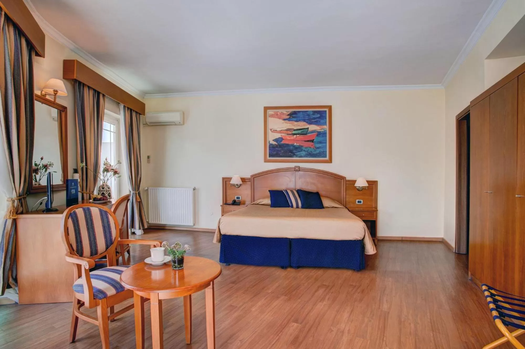 Balcony/Terrace, Bed in Blue Sea Hotel