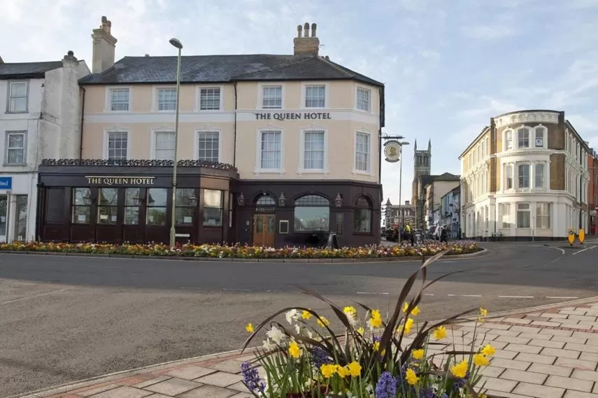 Facade/entrance, Property Building in The Queen Hotel Wetherspoon