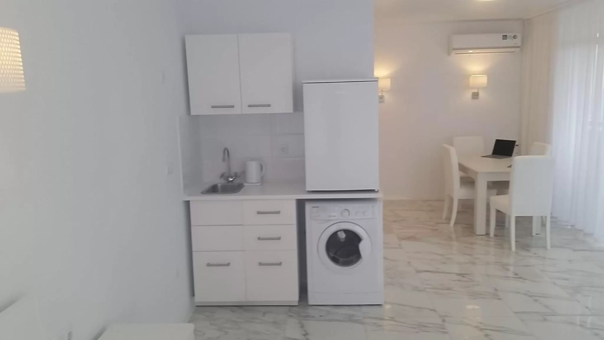 Coffee/tea facilities, Kitchen/Kitchenette in PURE WELLNESS SEA-VIEW Beluga & Dolphin Luxury HOTEL apartments