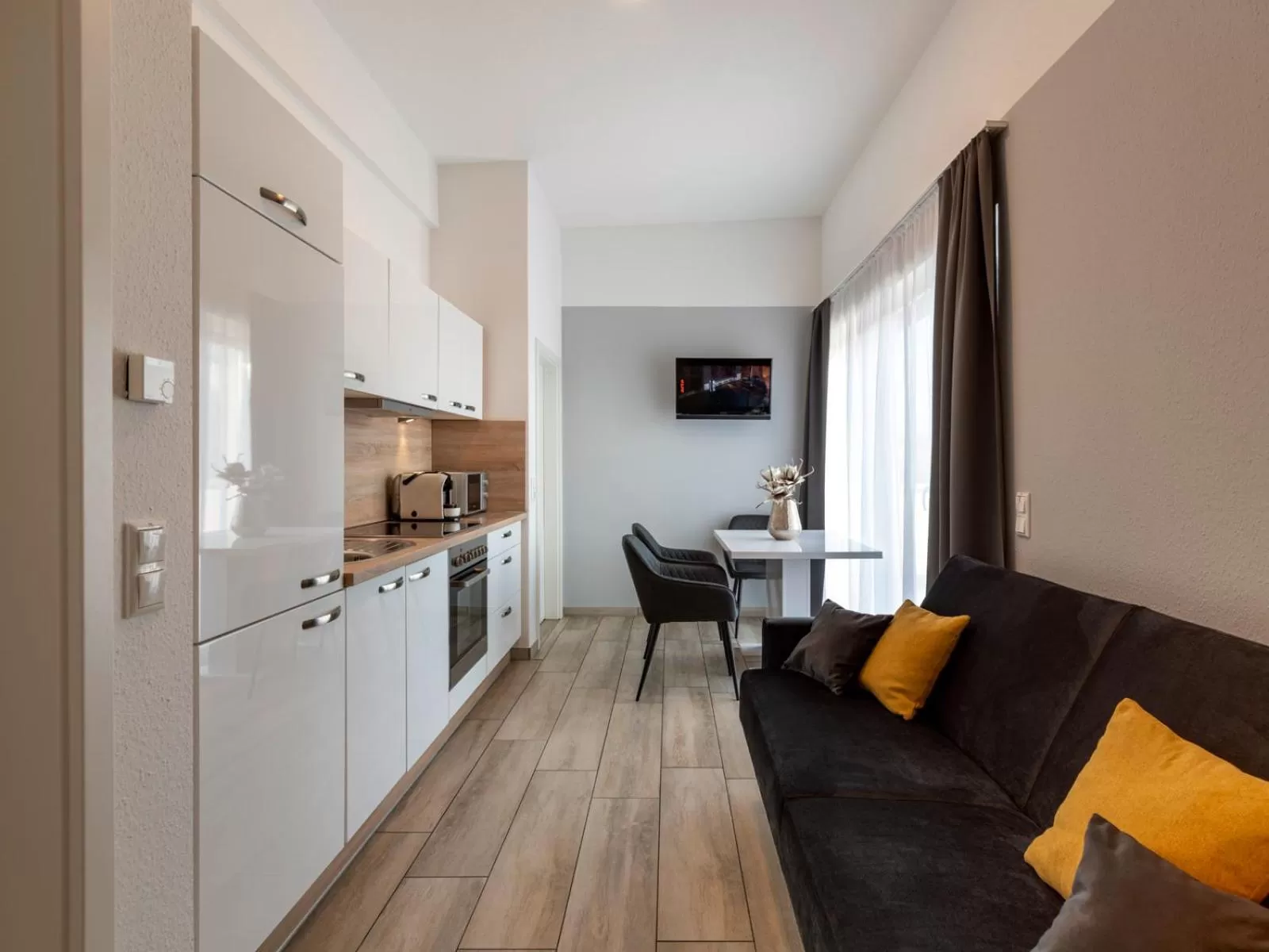 Kitchen/Kitchenette in GLEUEL INN - digital hotel & serviced apartments & boardinghouse mit voll ausgestatteten Küchen