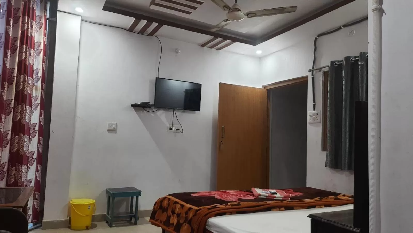 Bed in STAYMAKER Hotel Raj Ganga