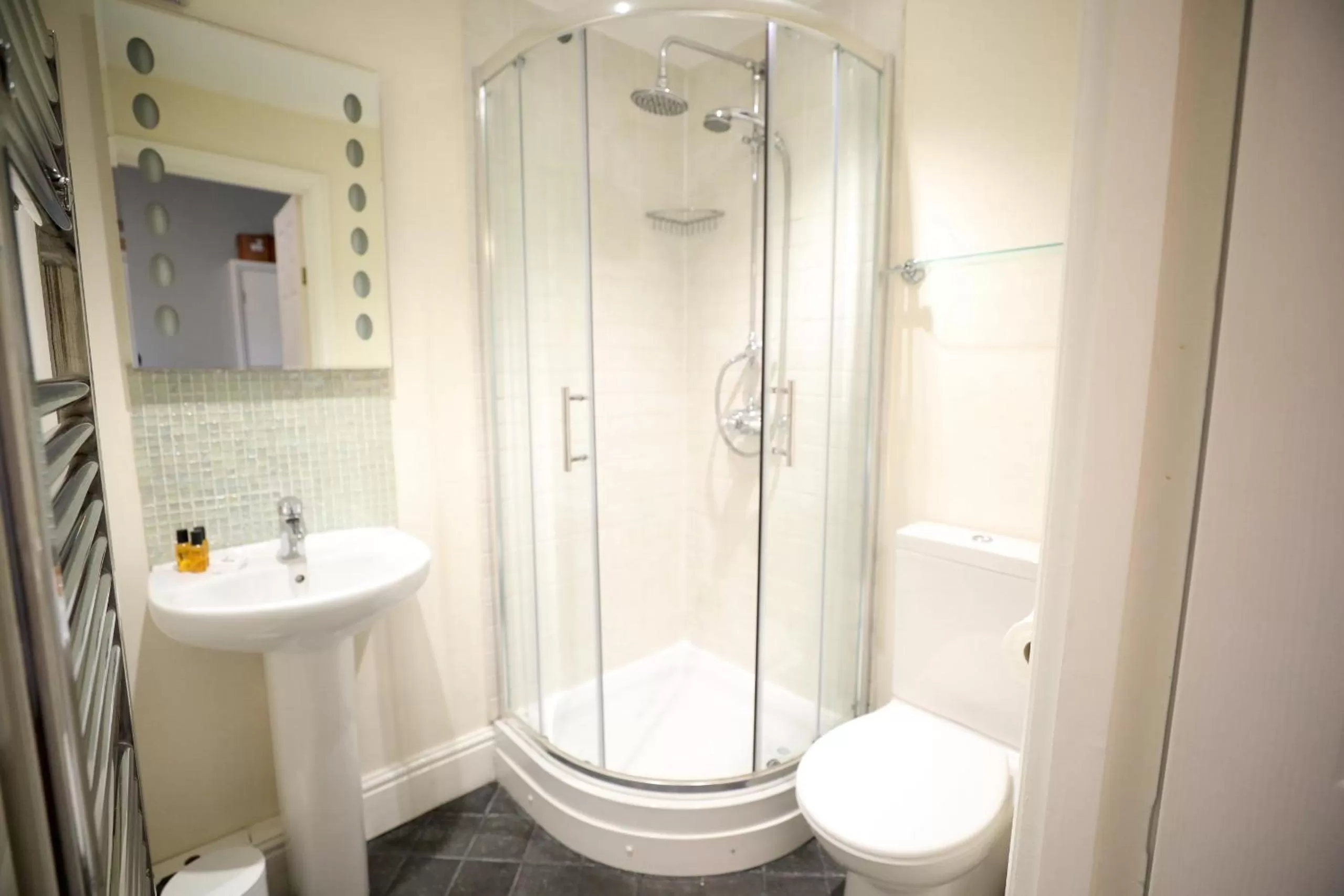 Bathroom in 100 Banbury Road Oxford - formerly Parklands