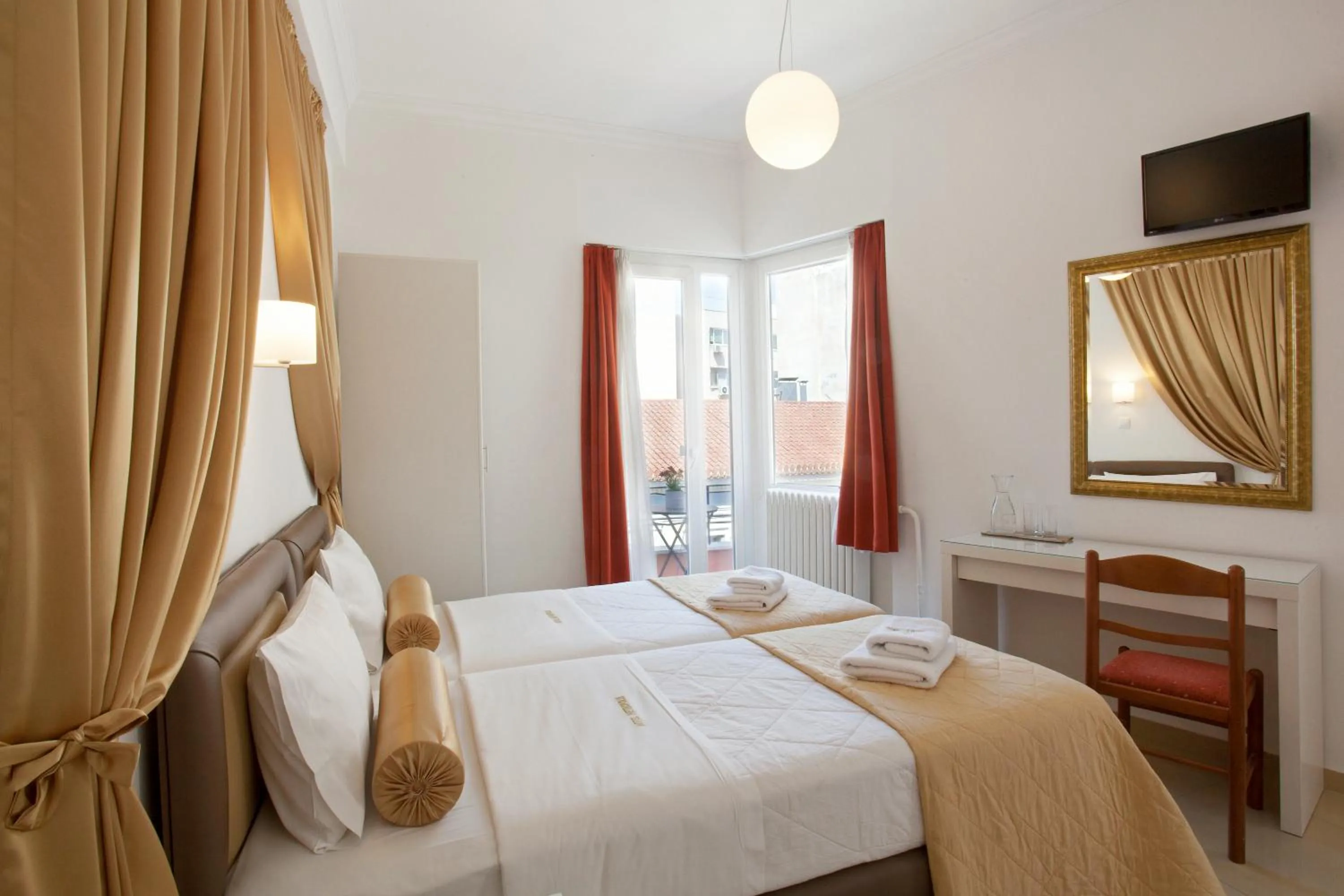 Bed in Metropolis Hotel