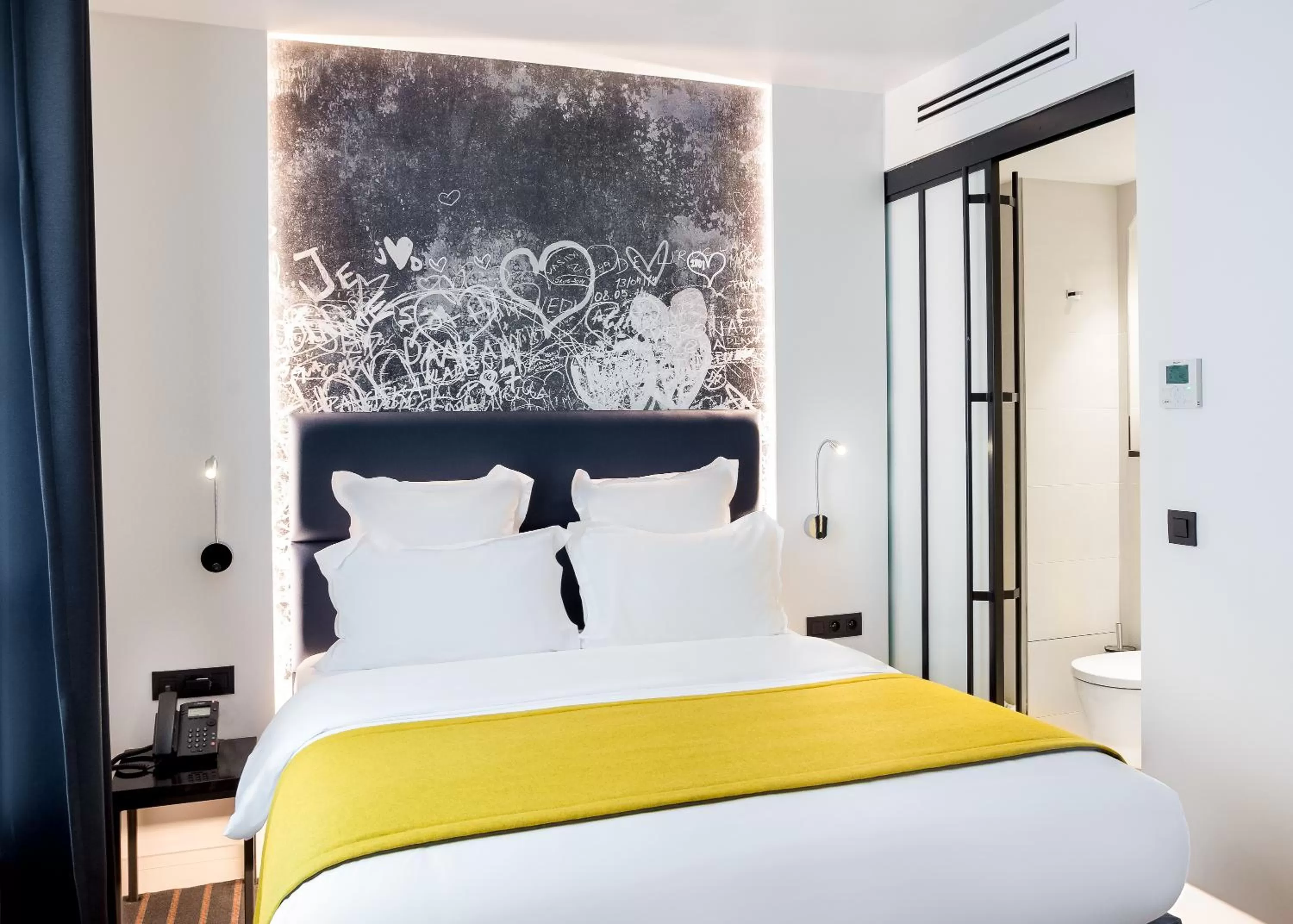 Photo of the whole room, Bed in Hotel Scarlett