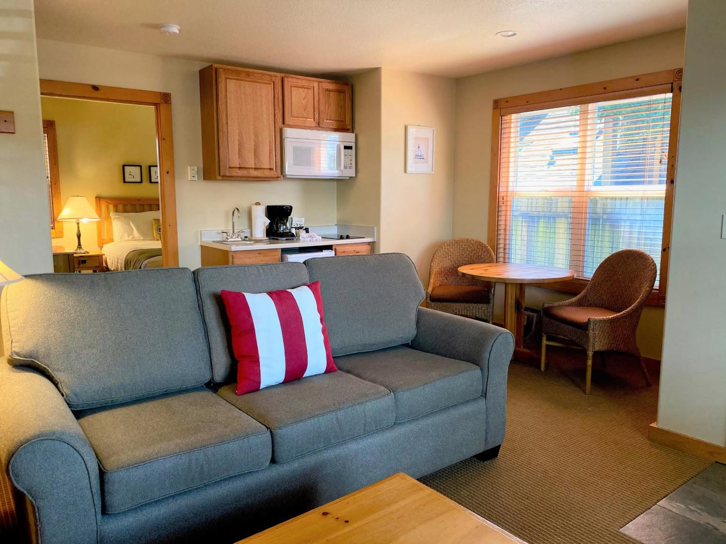 Kitchen or kitchenette, Seating Area in Lighthouse Inn