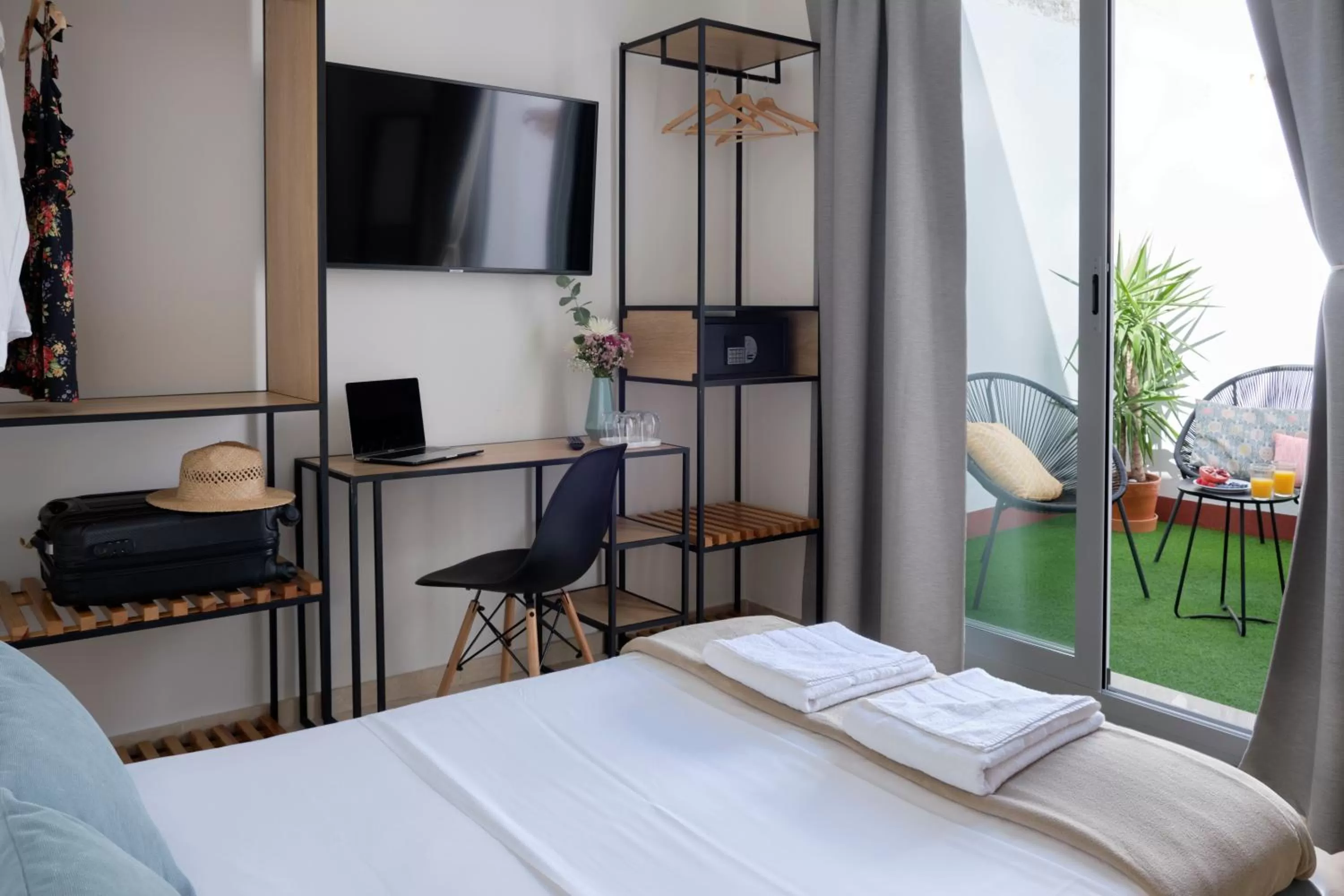 Patio, Bed in Sweet Sevilla Suites