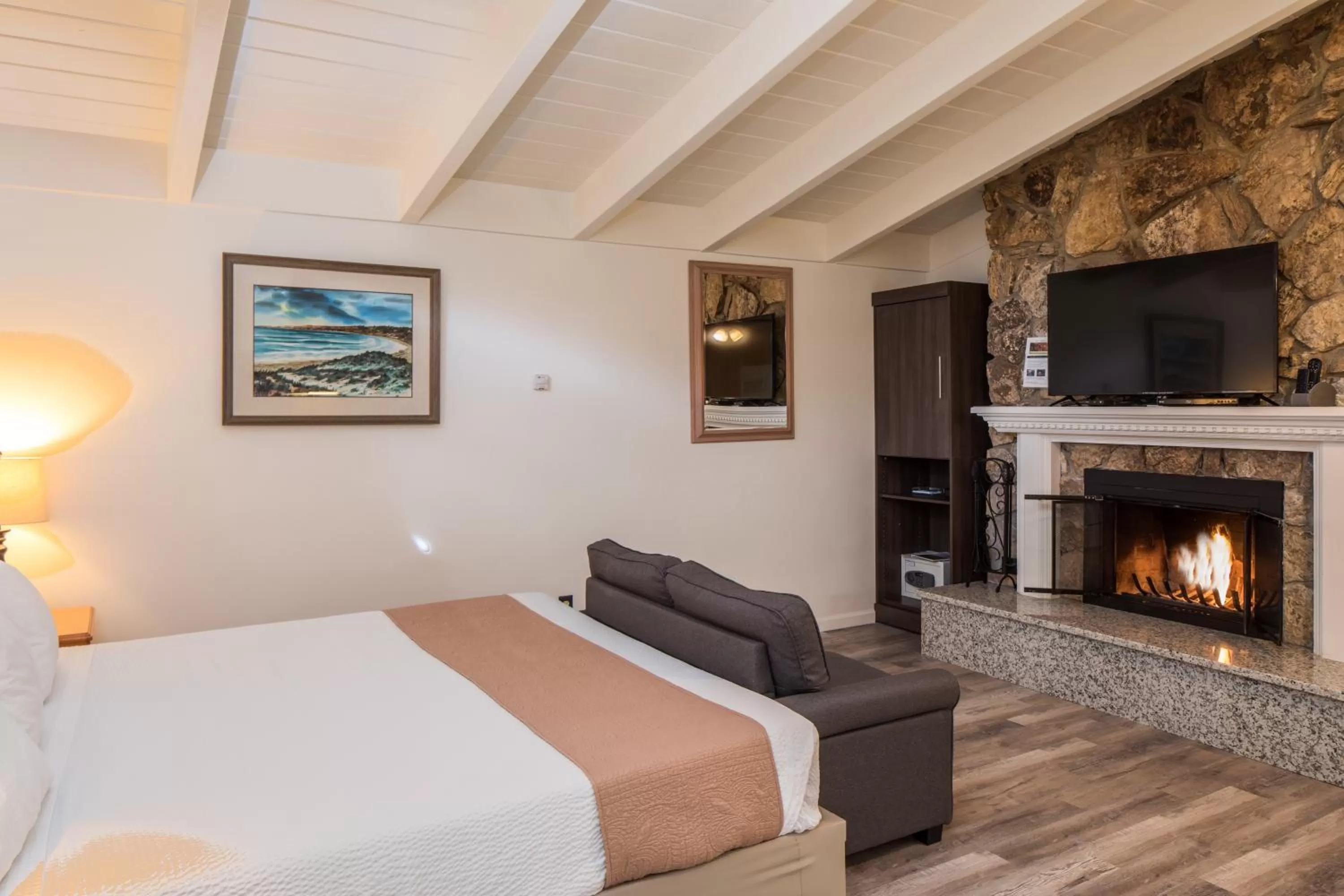TV and multimedia, Bed in Andril Fireplace Cottages