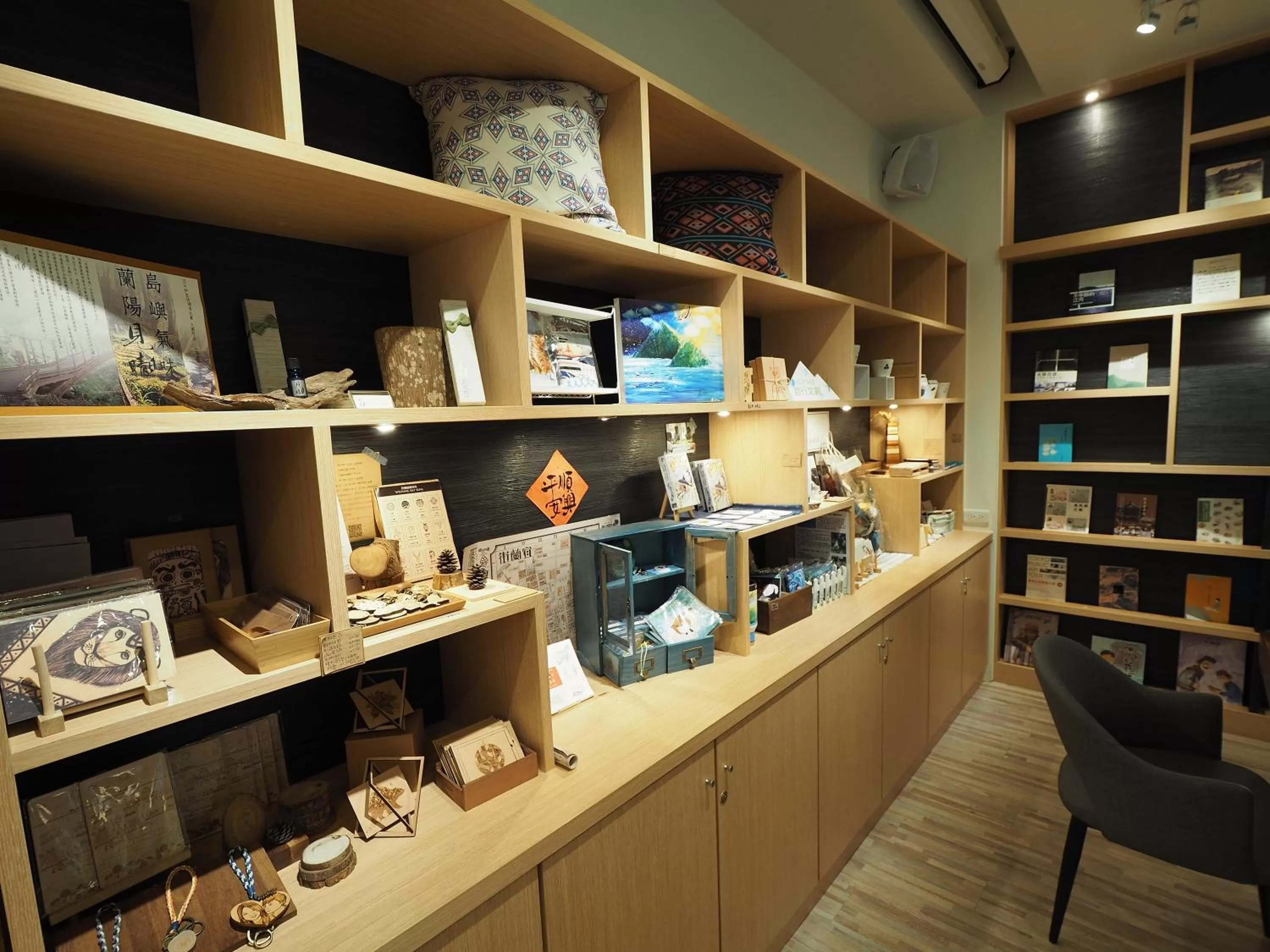 Library in Hangkhau Hotel