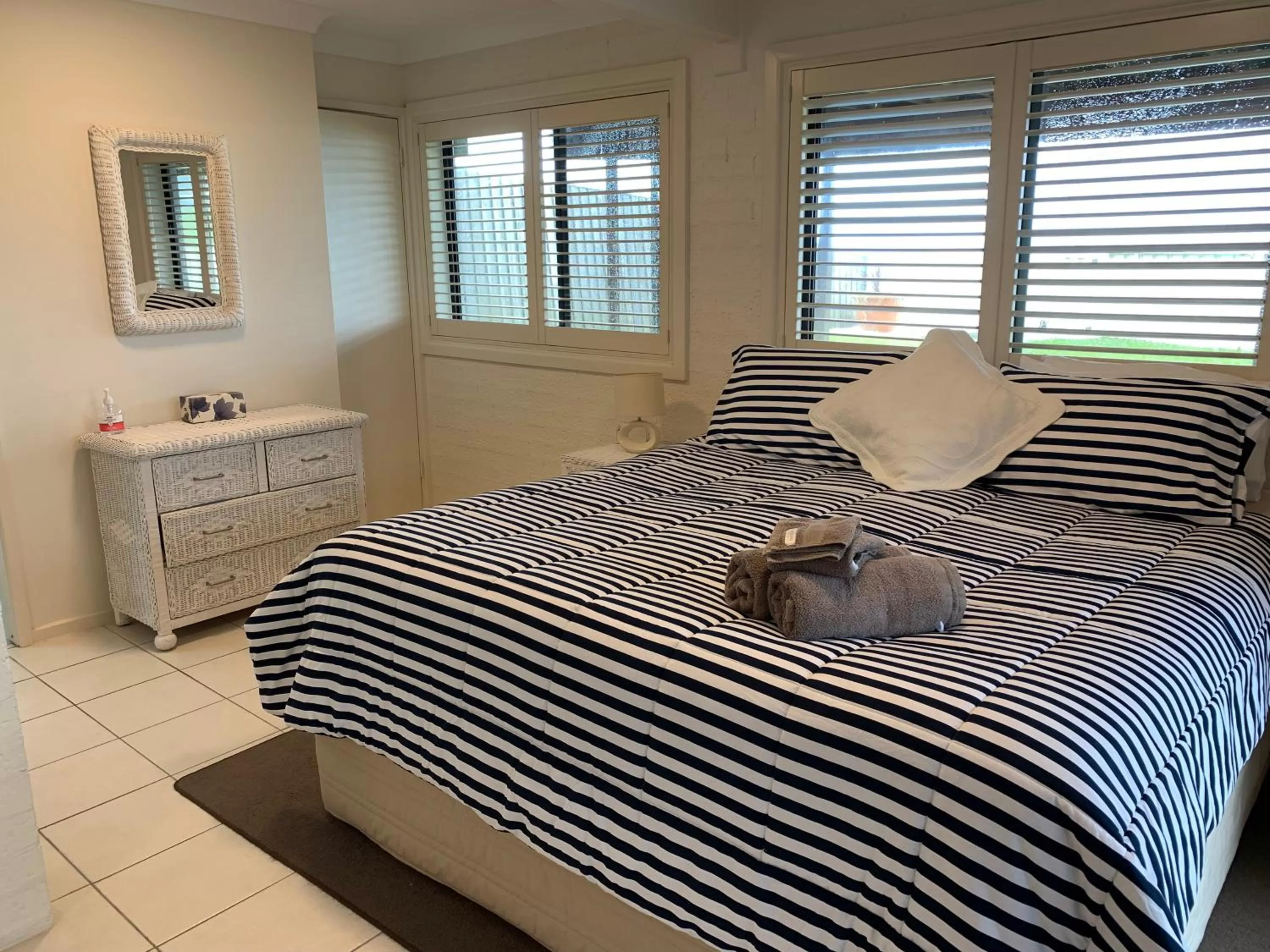 Bedroom, Bed in Sea Whispers